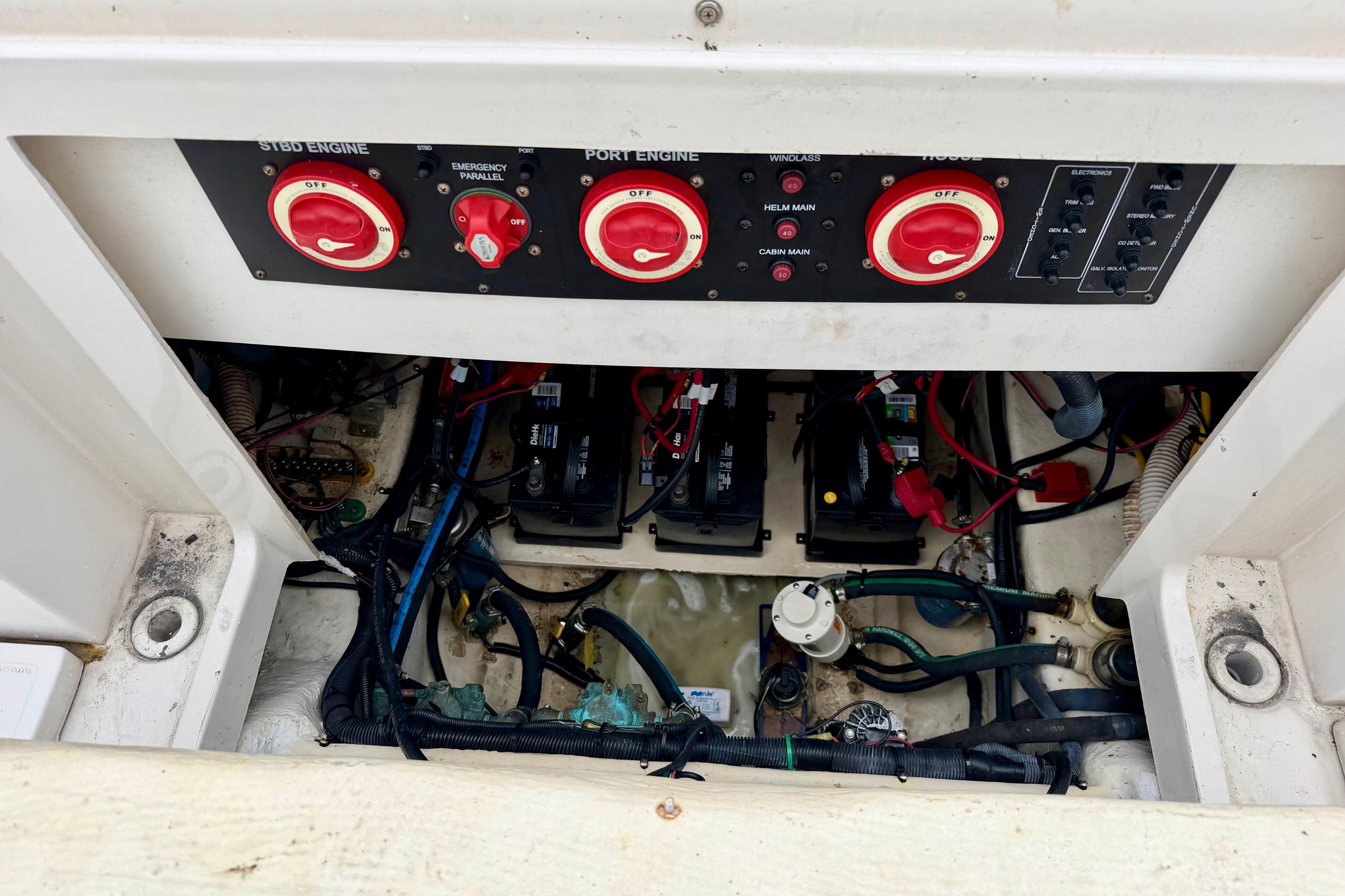 Electrical panel and battery compartment of 2006 Seaswirl Striper 2901 Walkaround O/B boat.