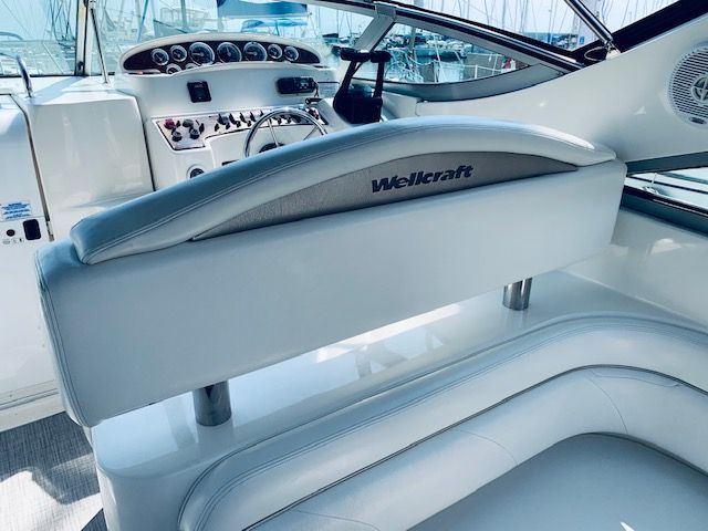 1999 Wellcraft 3000 Martinique - 13