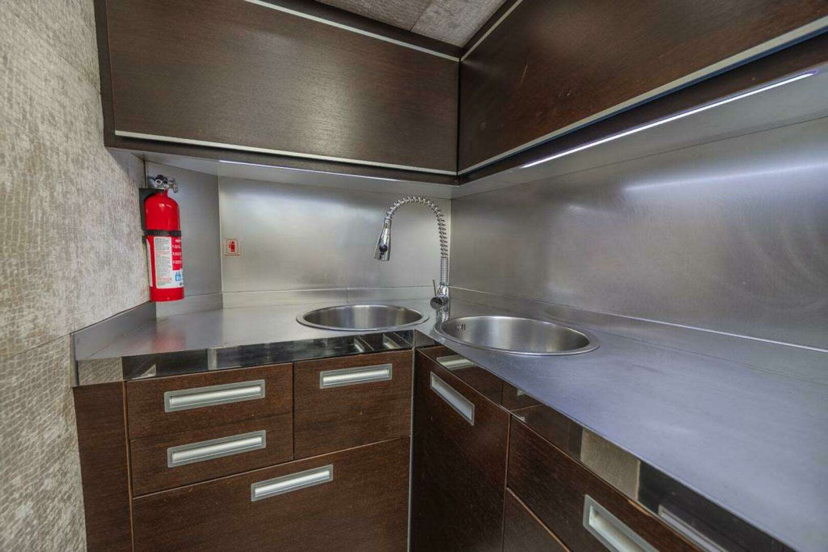 2009 Azimut 68S - Image 19