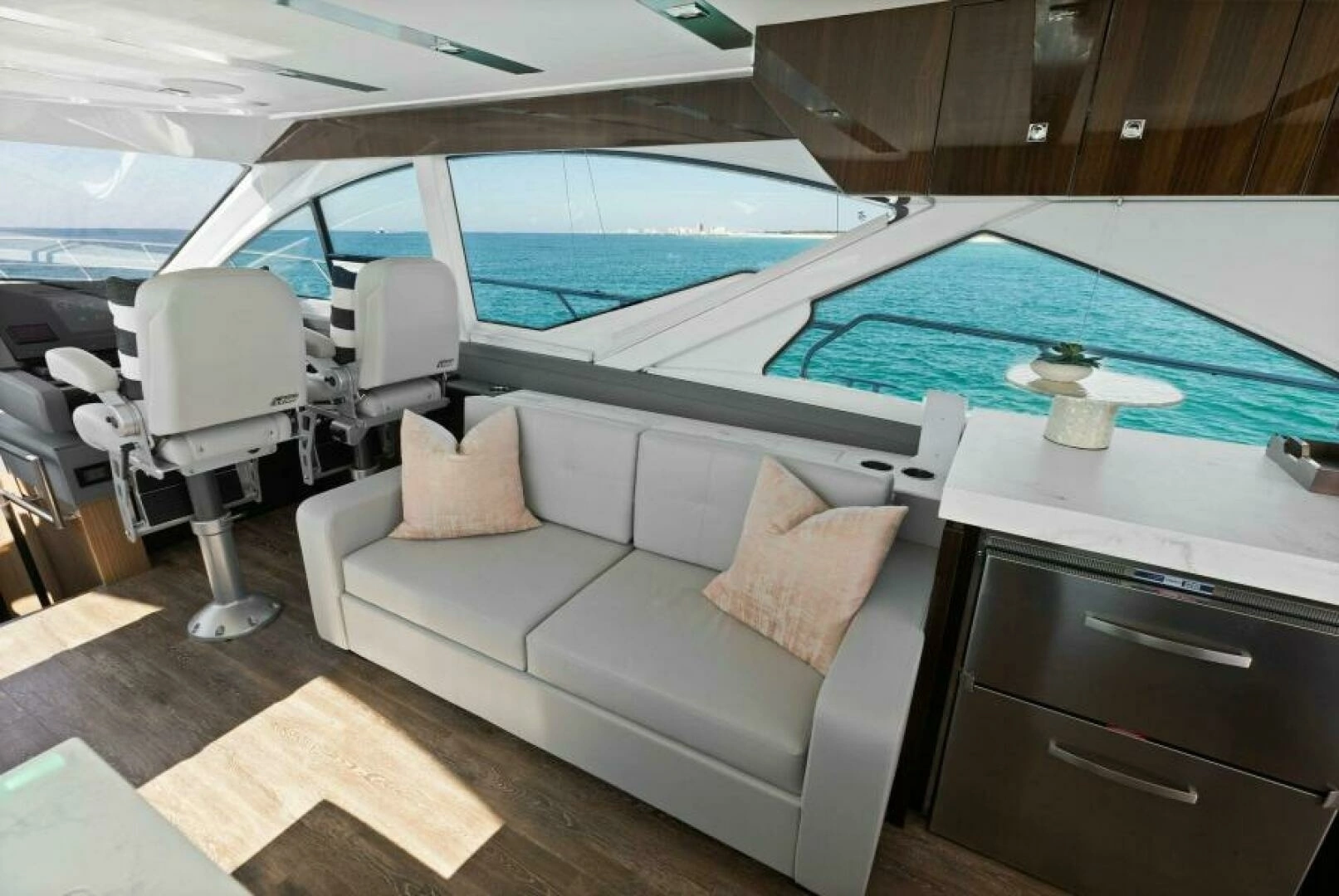2023 Cruisers Yachts 60 Cantius Fly - Image 5