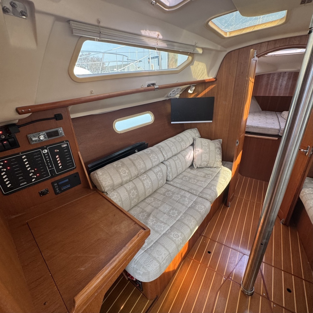2002 Hunter 326 - Image 44