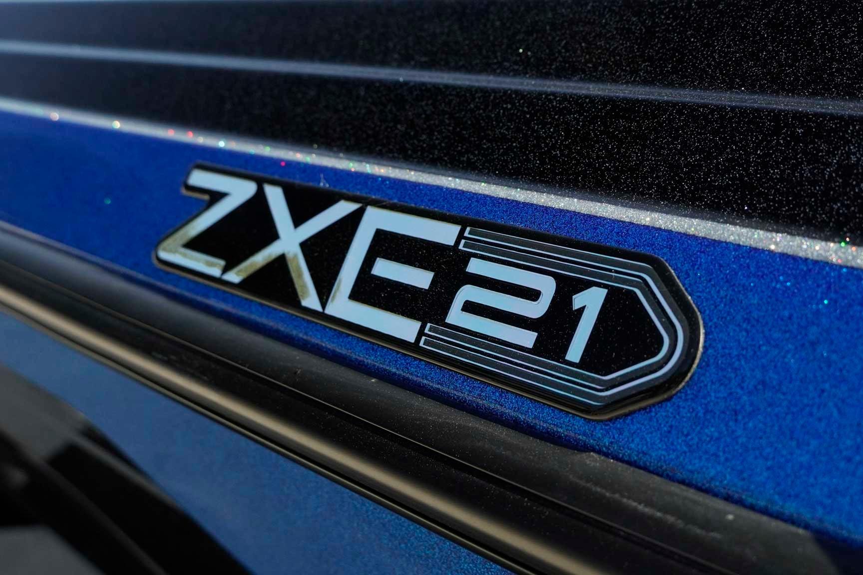 2026 Skeeter ZXE21 logo on a blue metallic surface.