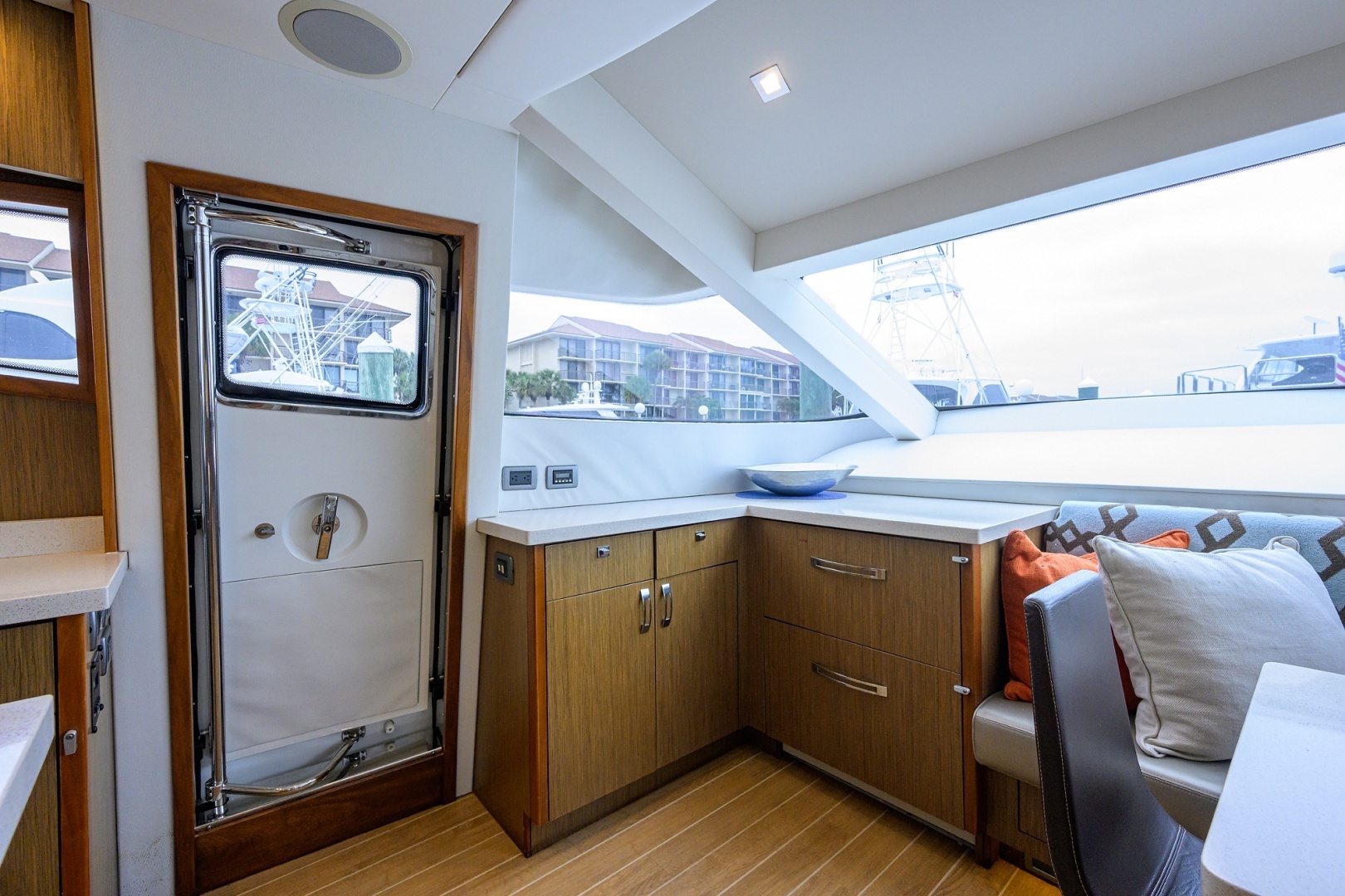 2013 Hatteras 80 Motor Yacht - Image 16