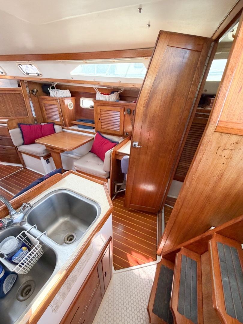 1996 Catalina 36 Mk II - Image 36