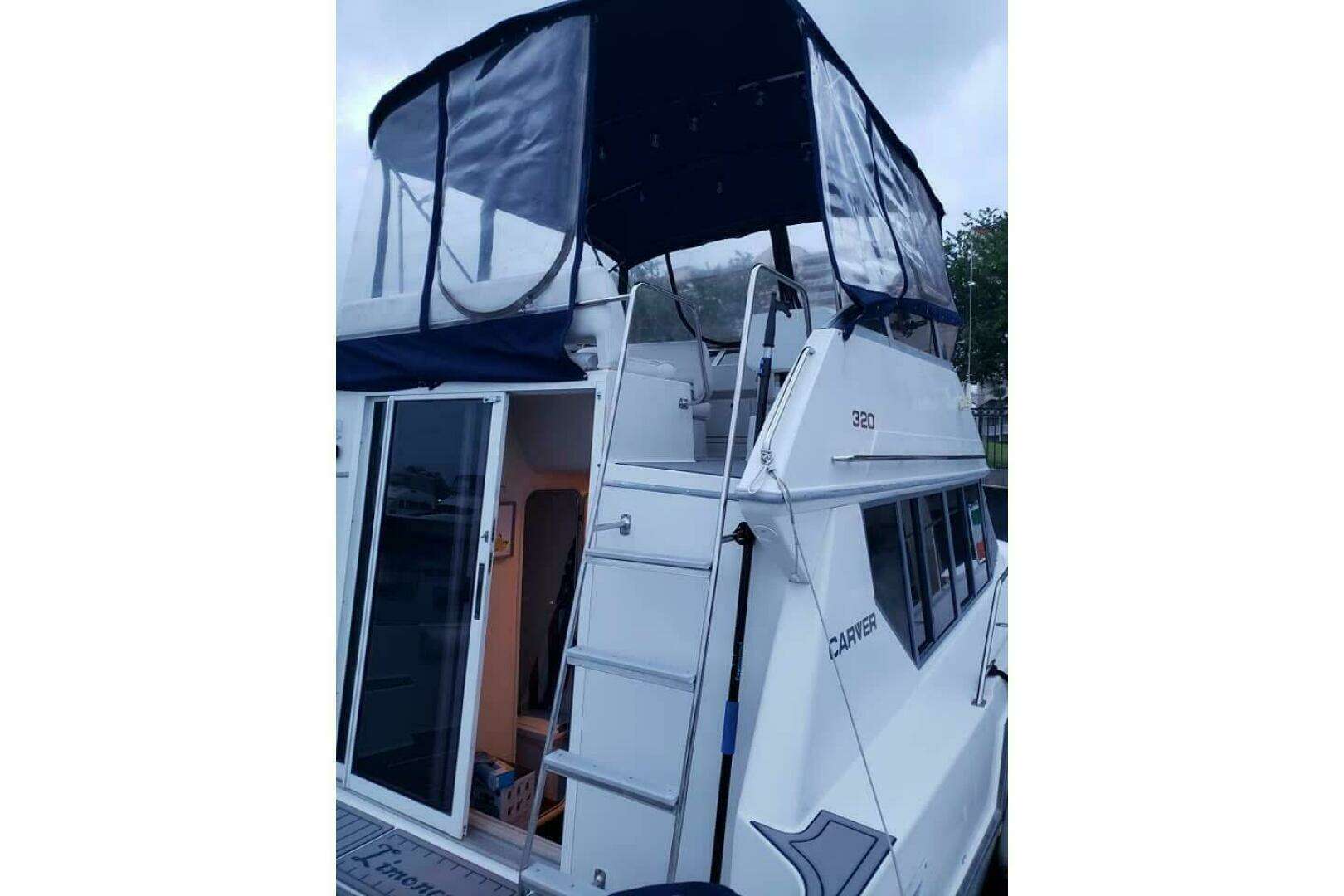 1996 Carver 320 Voyager - Image 13