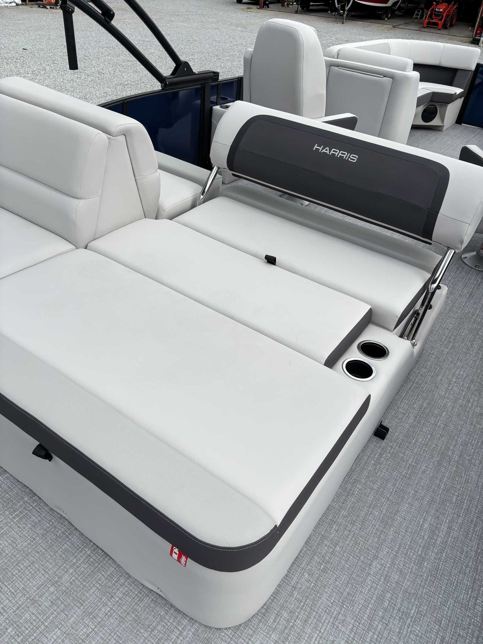 Harris Cruiser 230 SLDH 2026, luxurious seating on a boat.