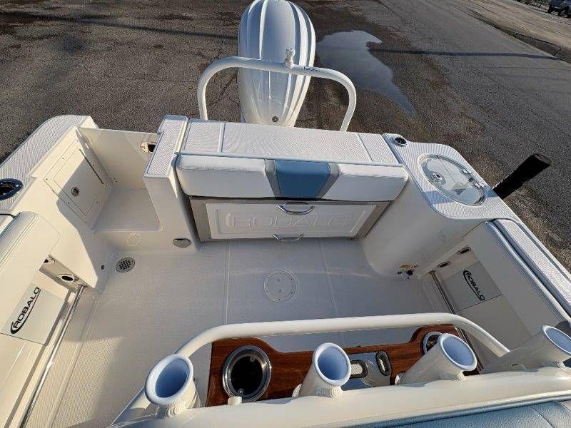 2026 Robalo R230 Center Console - 7