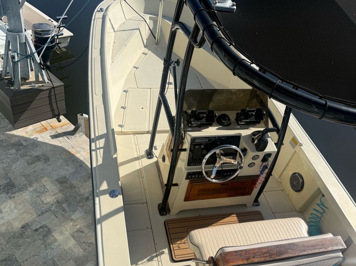 1985 Boston Whaler Outrage - 9