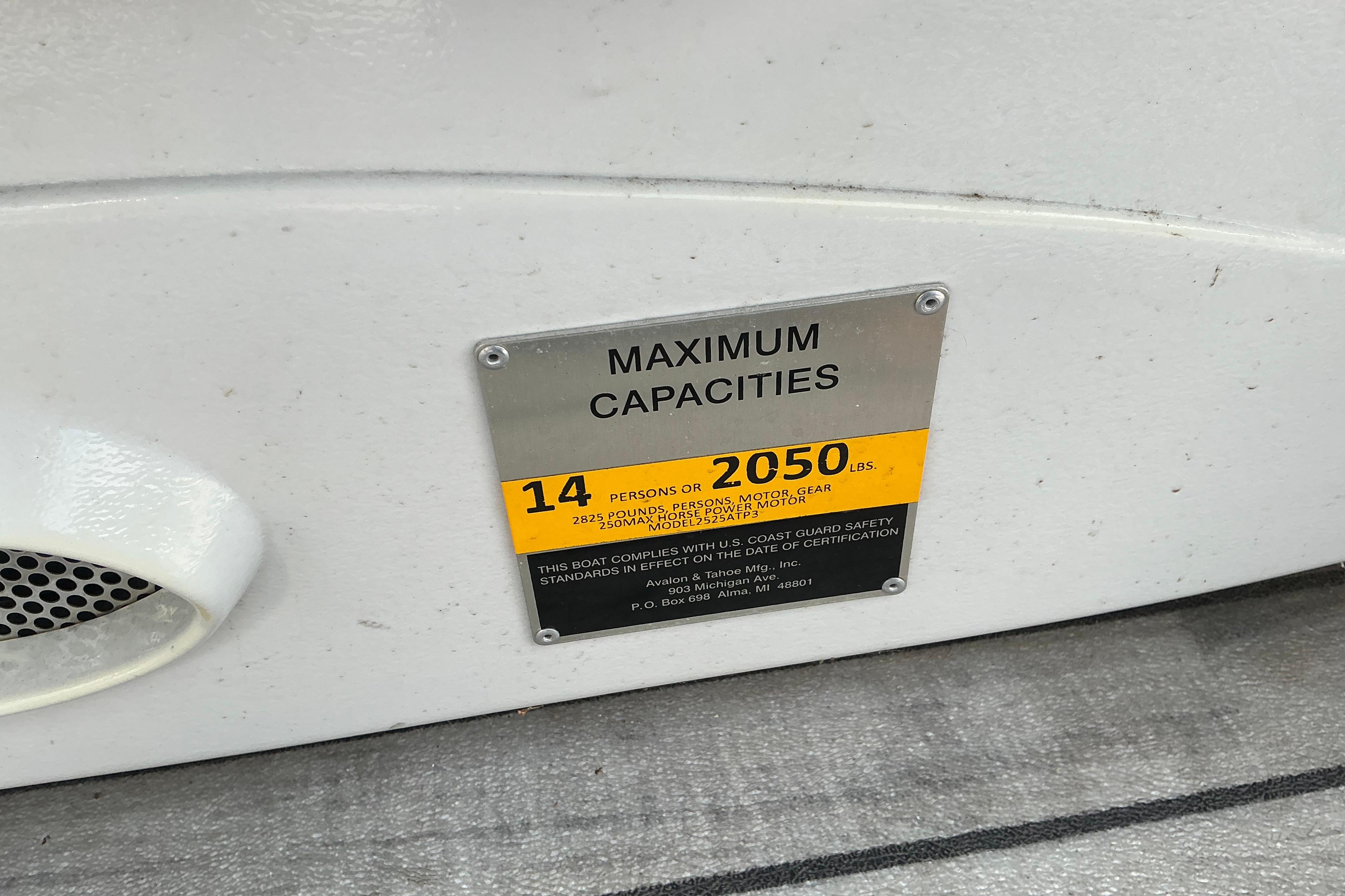 2014 Avalon 25 ft. Paradise Elite capacity plate, 14 persons or 2050 lbs maximum.