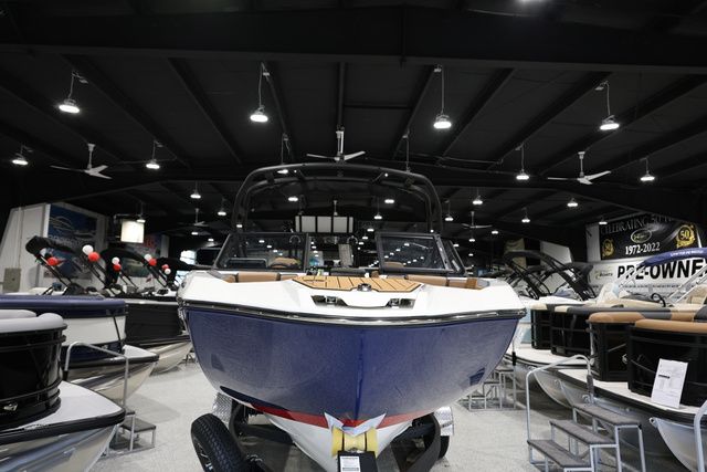 2026 Yamaha Boats 222 SE BOTH COLORS AVAILABLE - 9