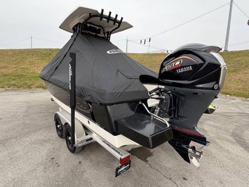 2025 Robalo 226 Cayman - 105