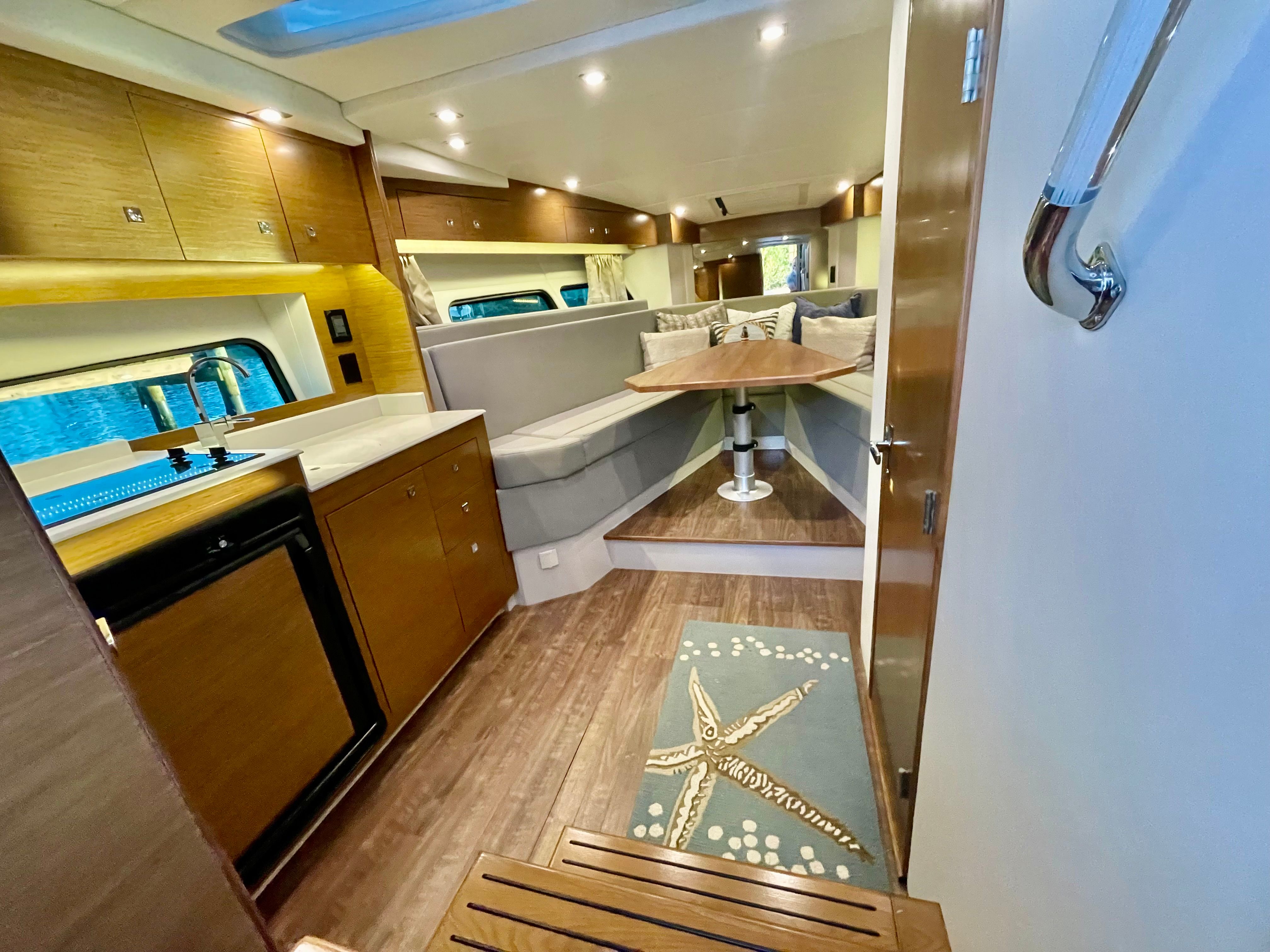 2016 Cruisers Yachts 390 Express Coupe - 24