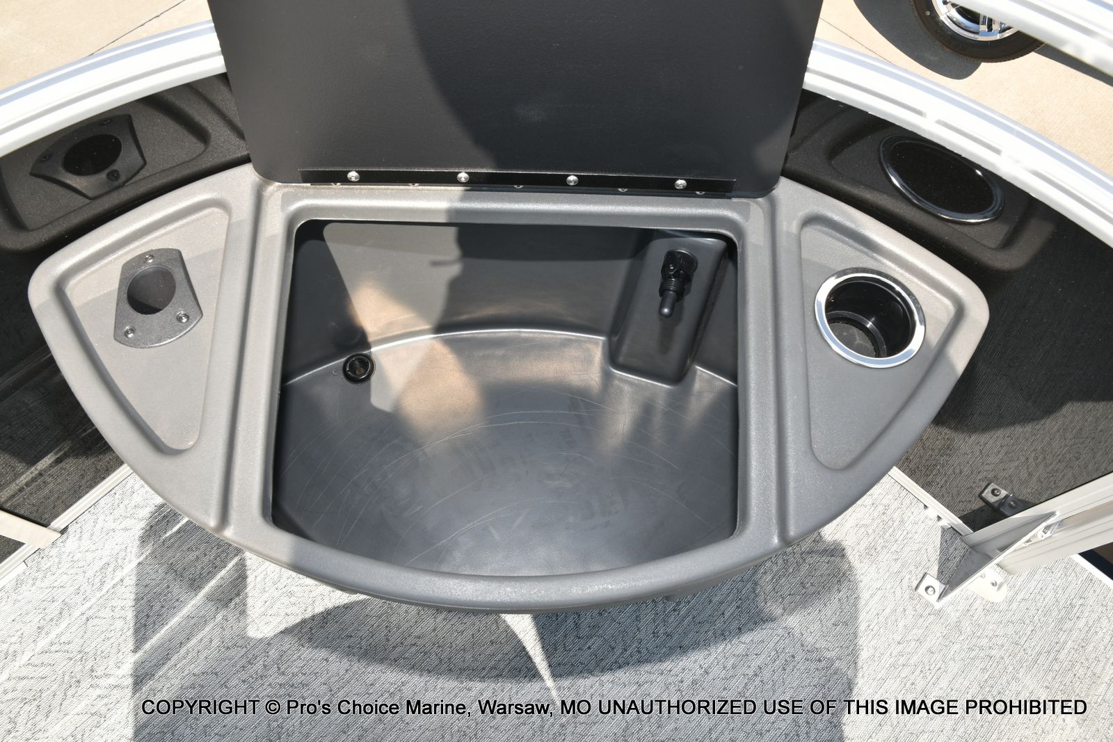 2026 Sun Tracker Fishin' Barge 22 DLX w/115HP Pro-XS 4 Stroke - 26