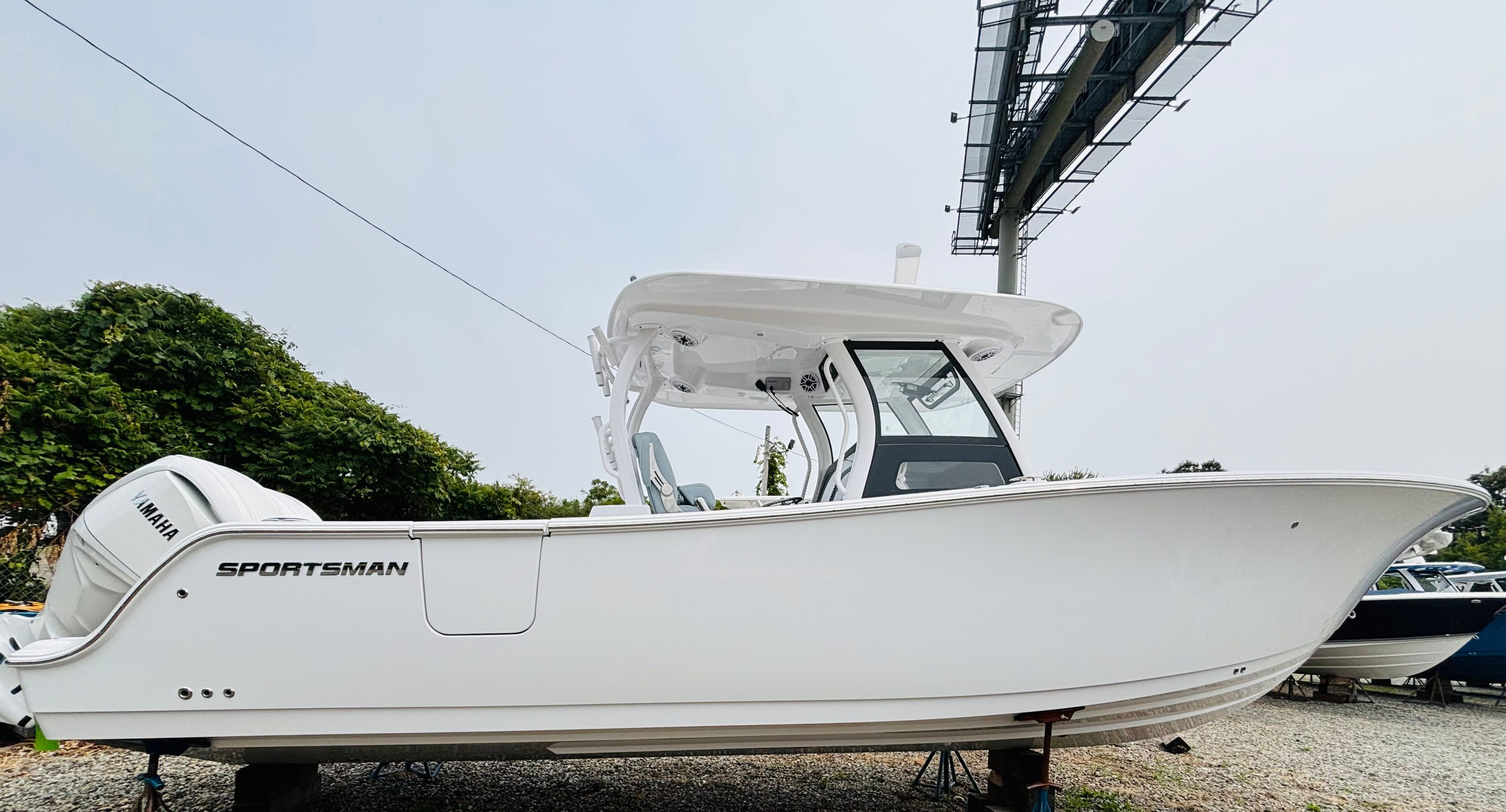 2026 Sportsman Open 302 Center Console