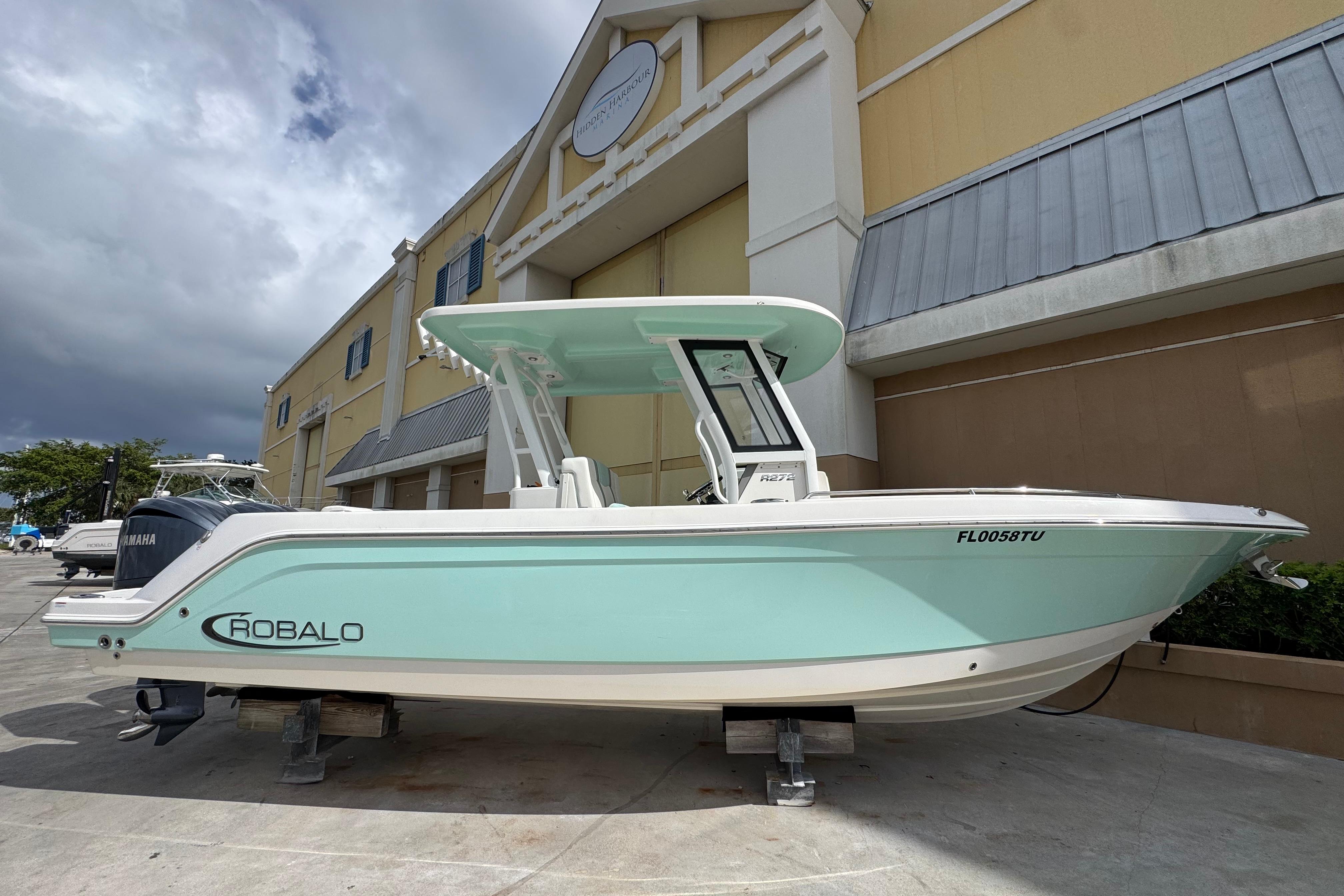 2023 Robalo R272 Center Console