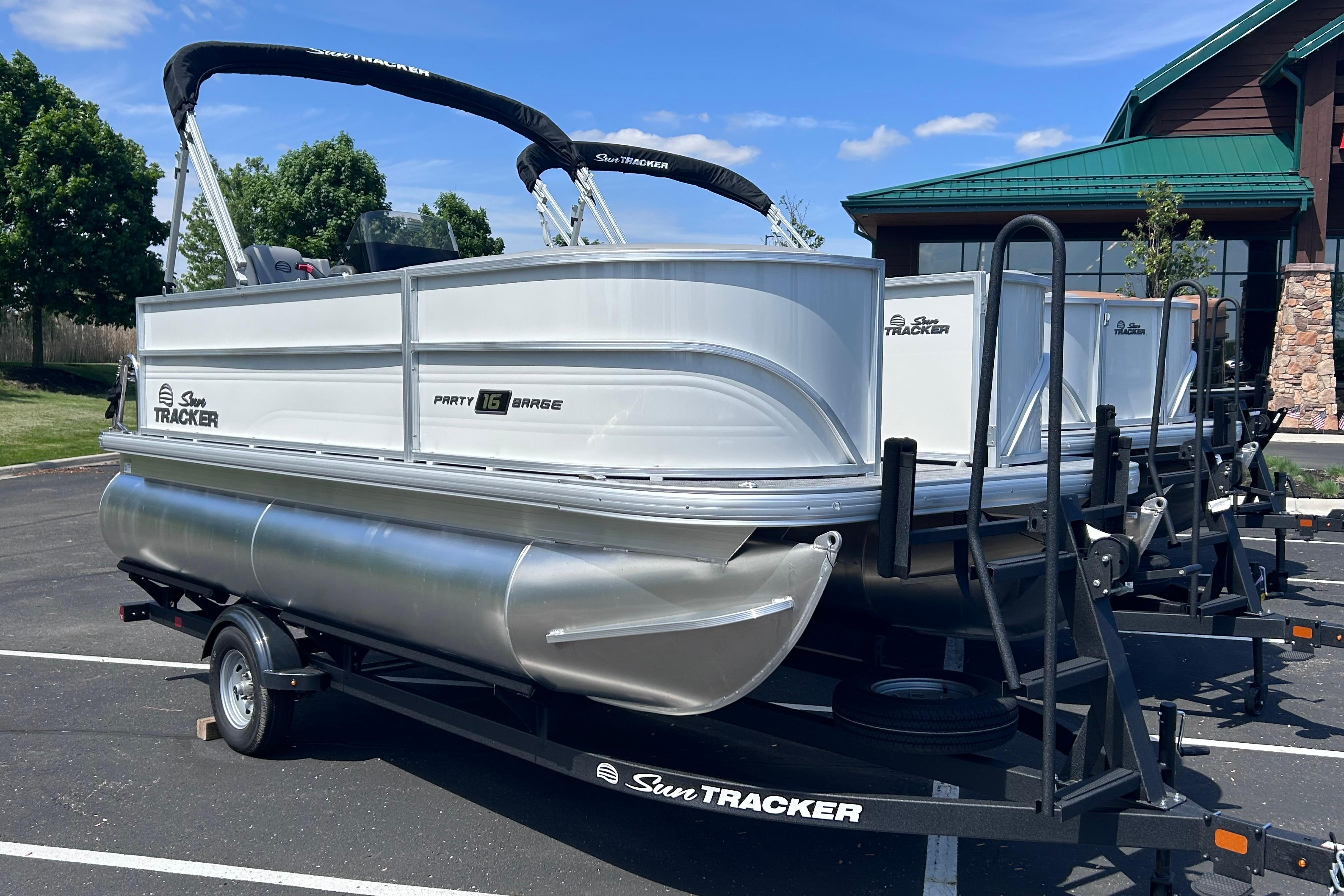 2026 Sun Tracker Party Barge 16 DLX
