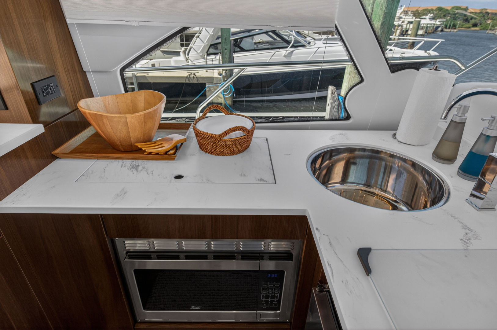 2023 Cruisers Yachts 50 CANTIUS - Image 40