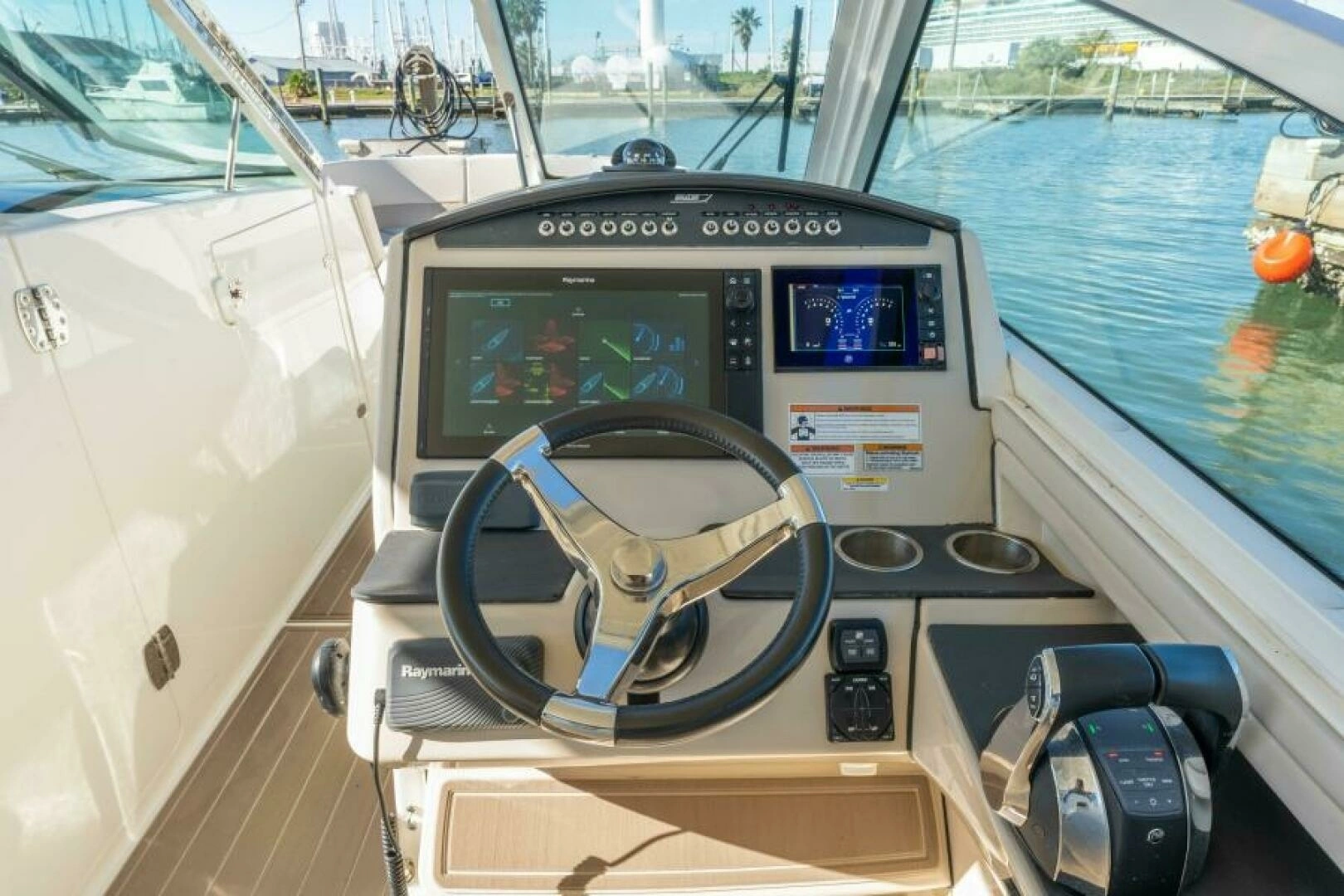 2017 Boston Whaler 320 Vantage - Image 2