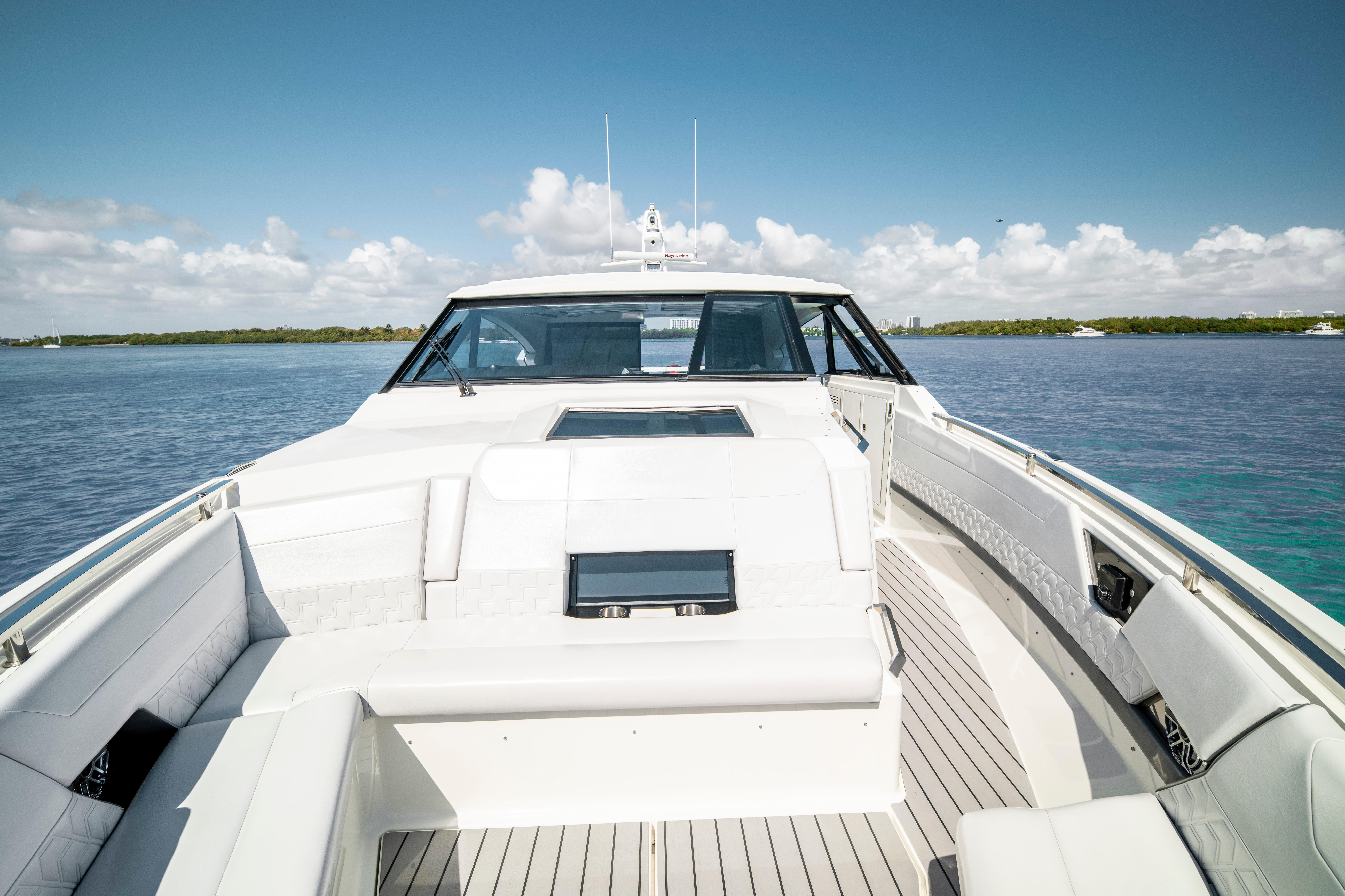 2022 Formula 500 Super Sport Crossover boat on calm water, featuring sleek white seating.