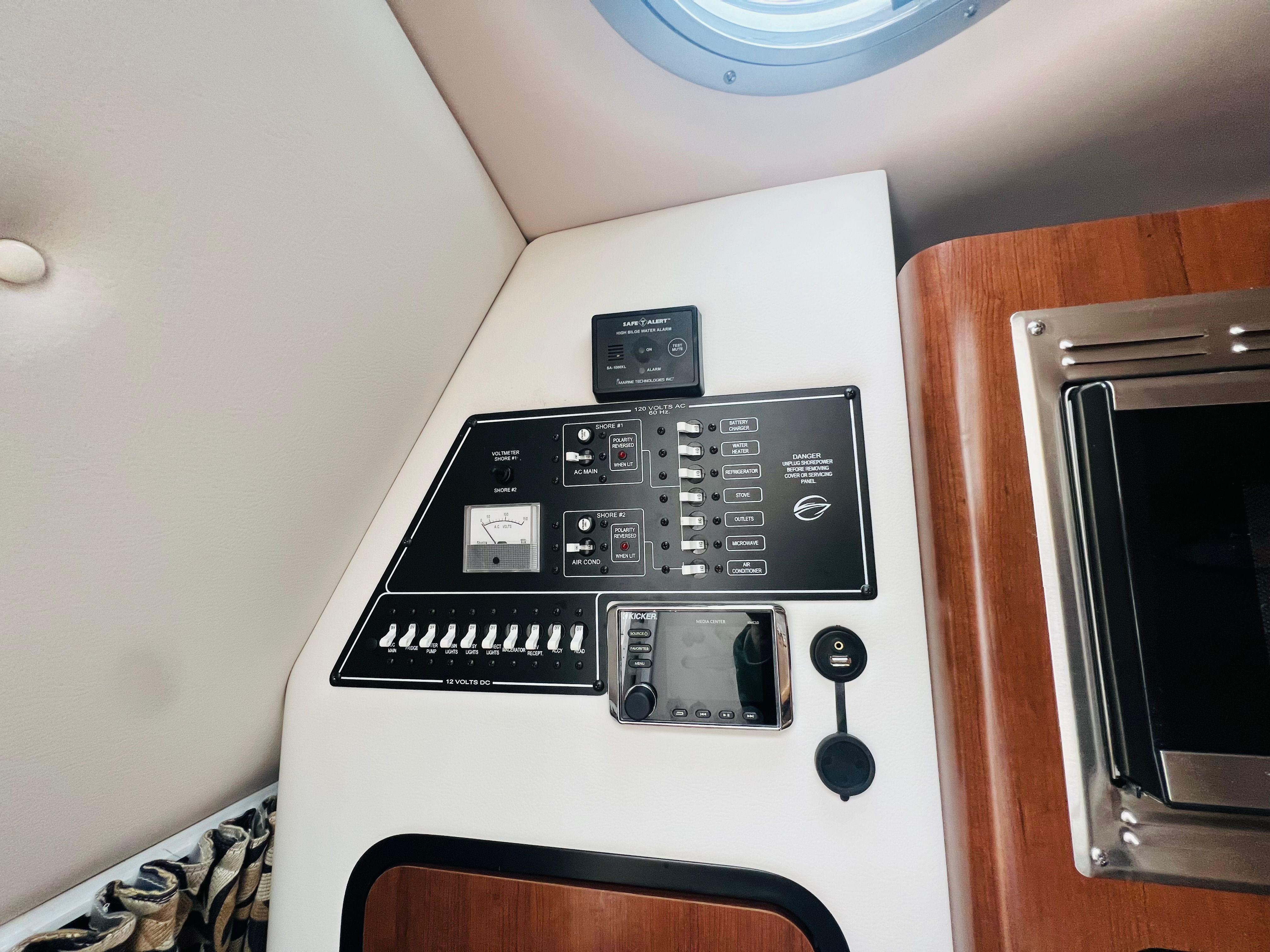 2019 CROWNLINE 264 CR - Image 18