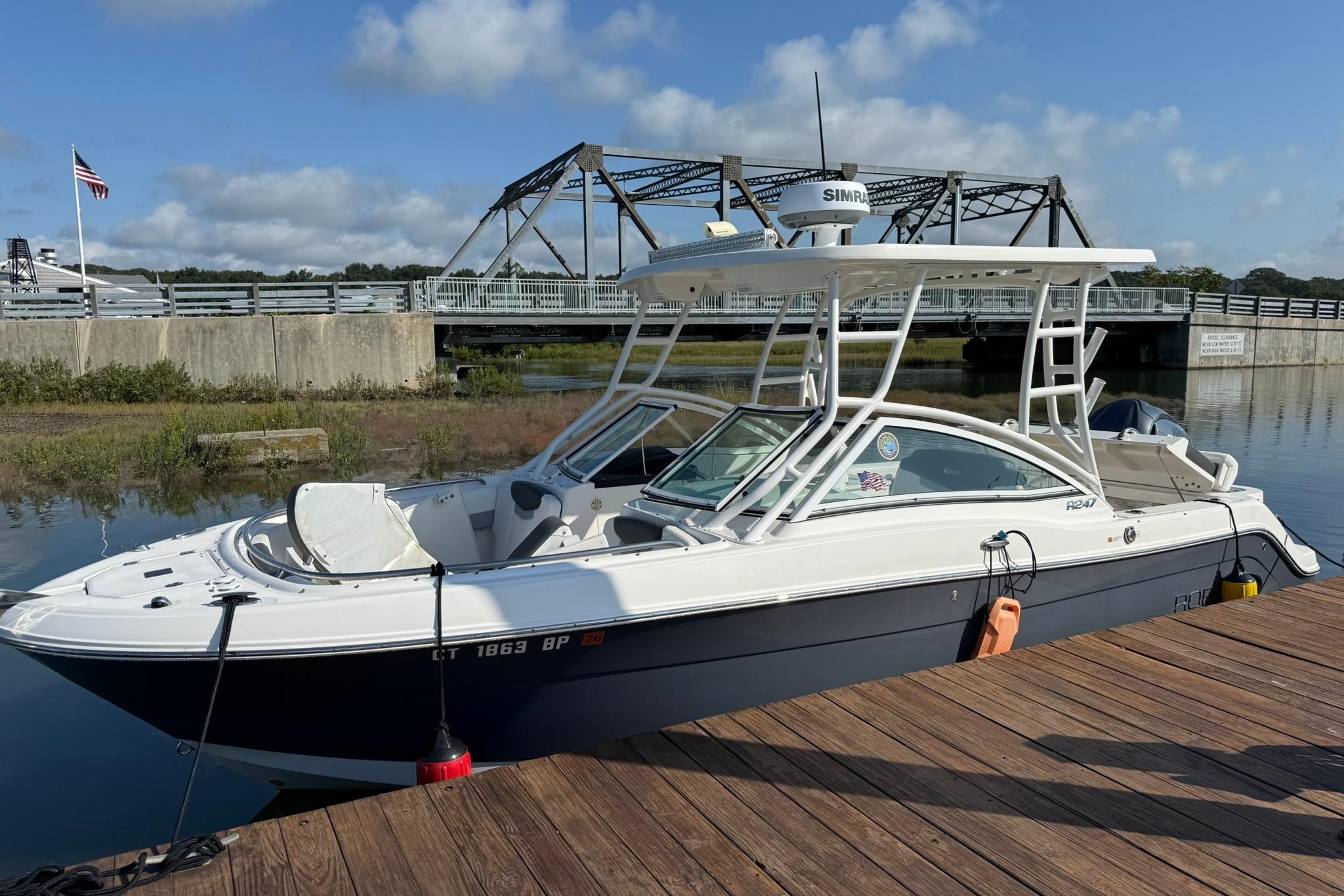 2022 Robalo R247 Dual Console