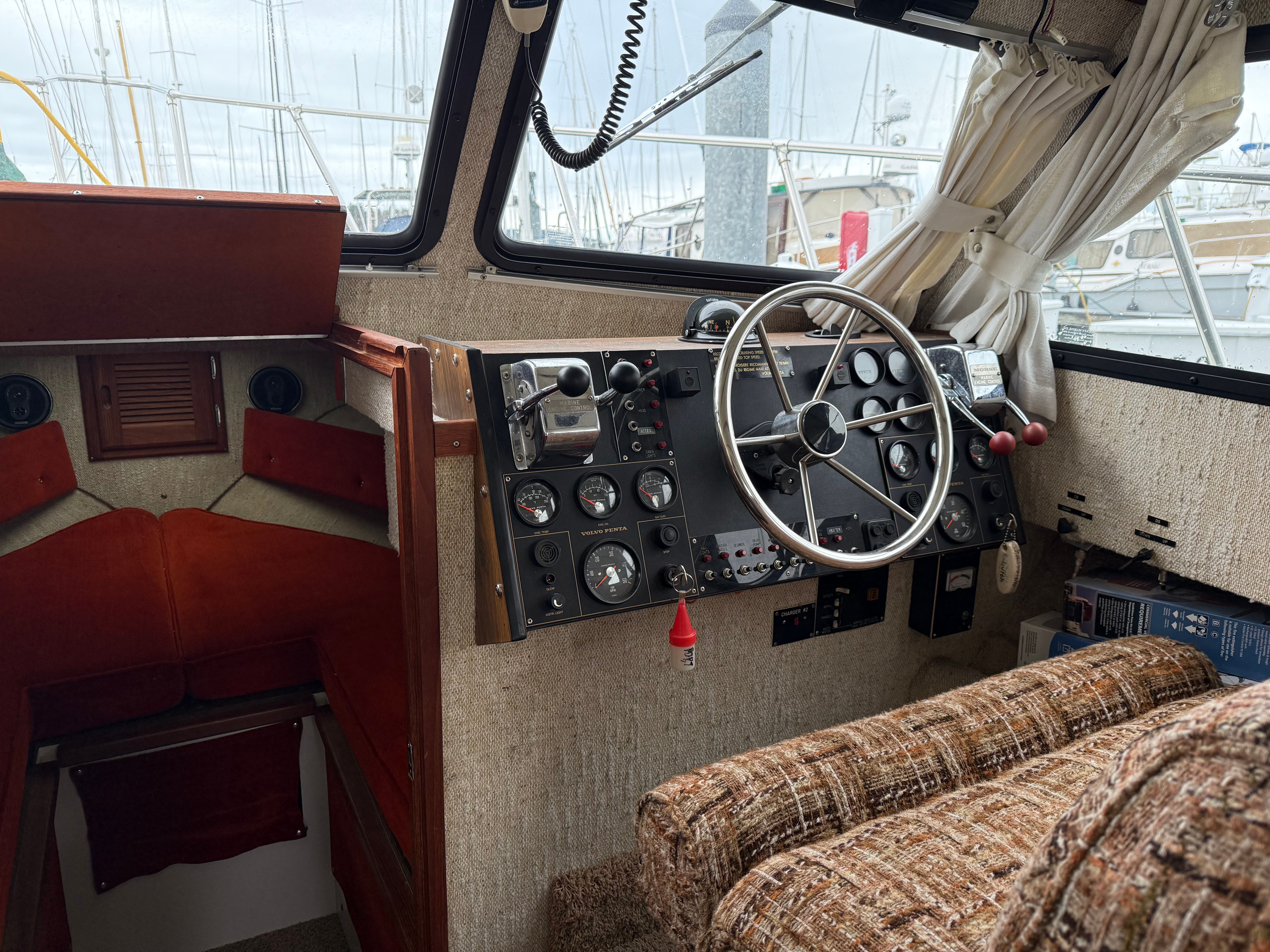 1981 Glasply 28 Long Cabin - 10