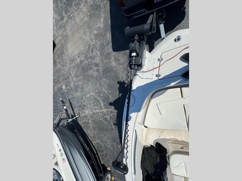 2023 Robalo R180 Center Console - 12