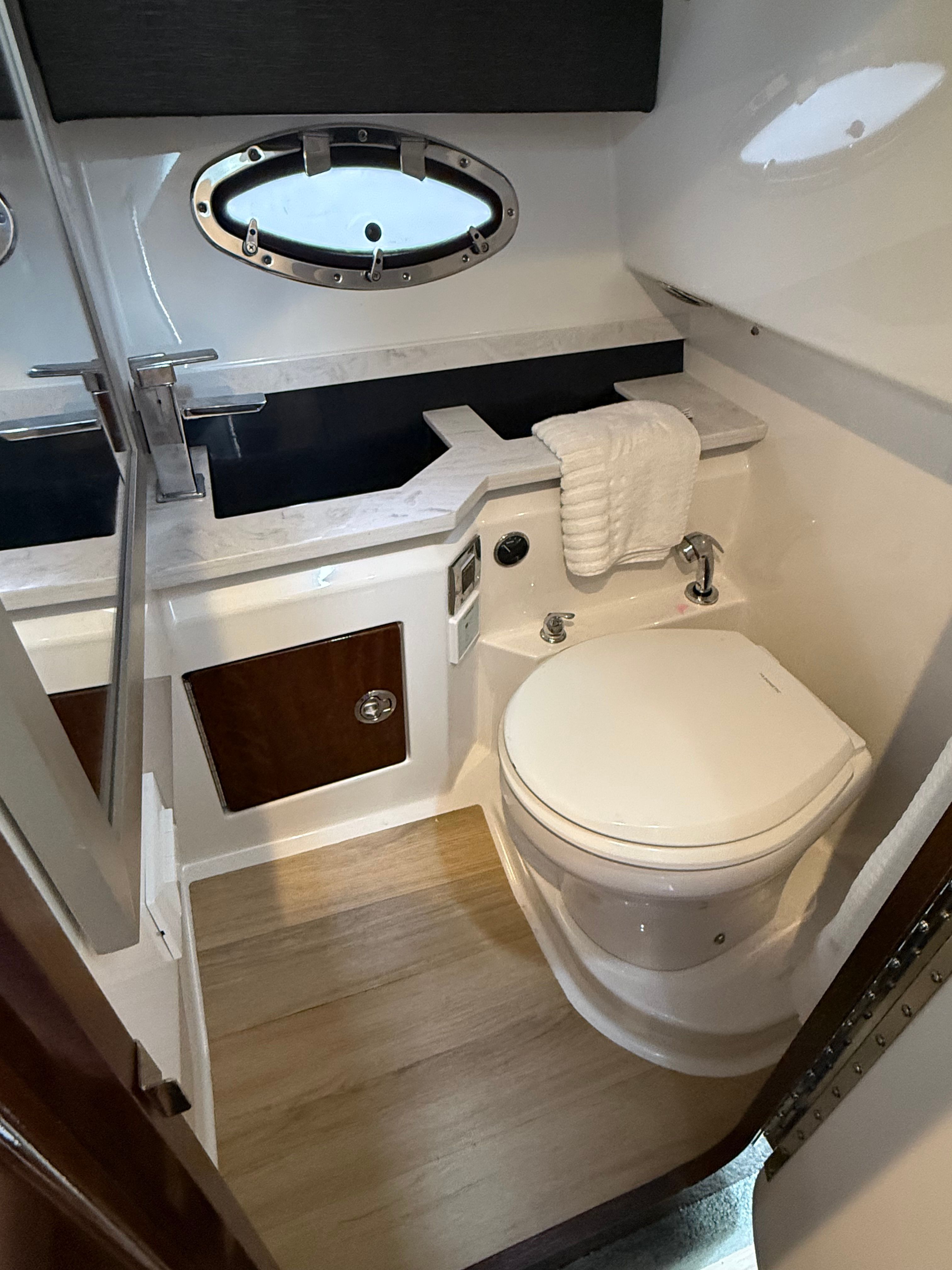 2024 Formula 330 Crossover Bowrider OB - 15