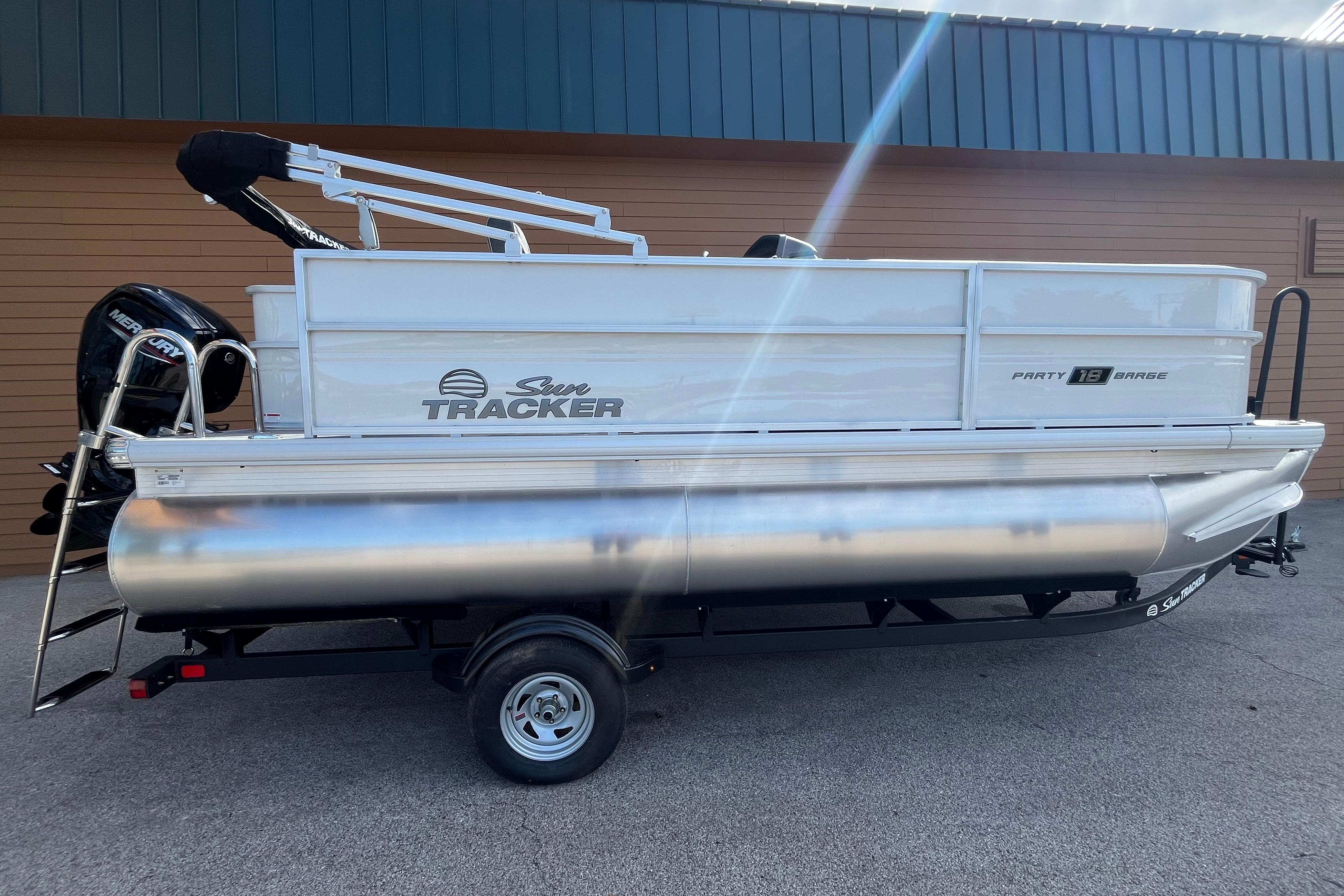 2026 Sun Tracker Party Barge 18 DLX
