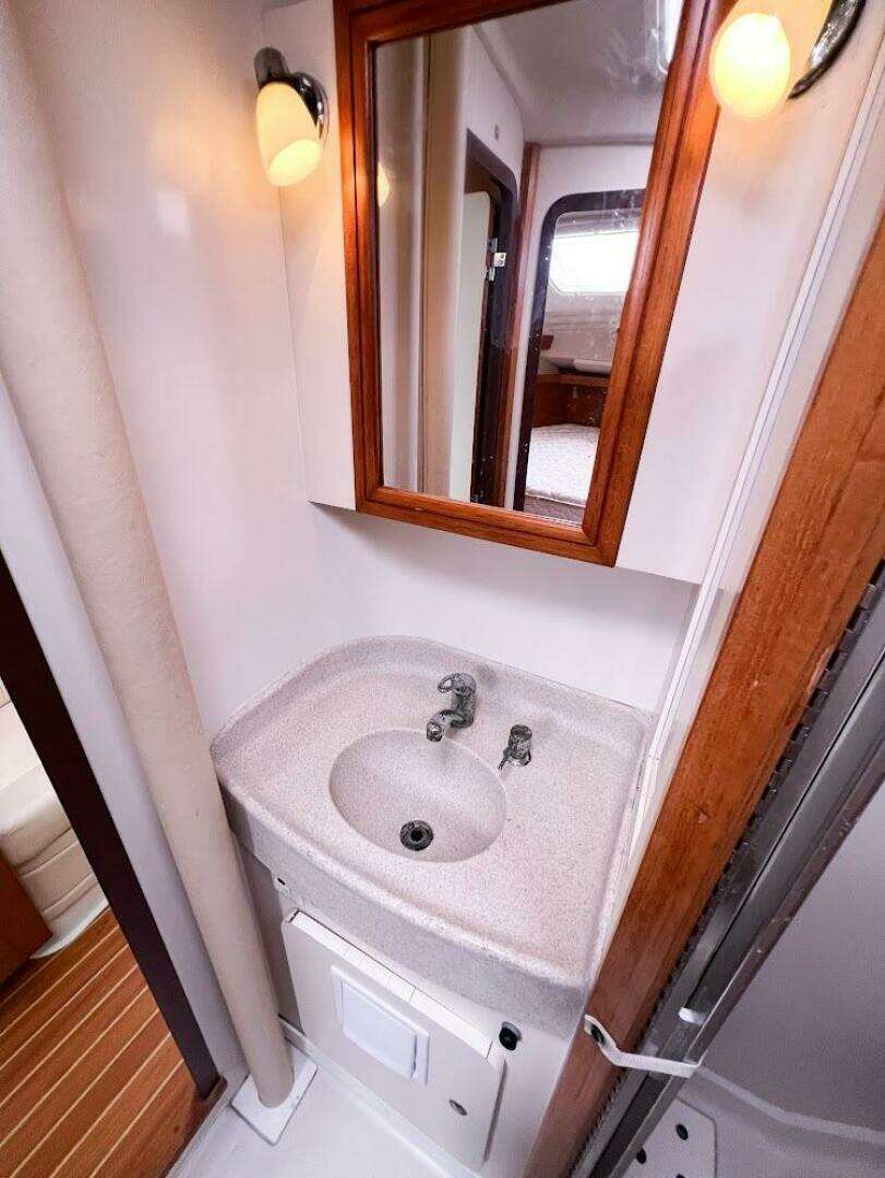 2007 Catalina 350 MK II - Image 30