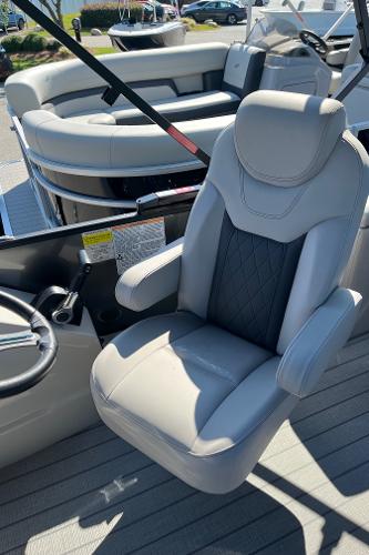 2024 Starcraft SLS 3 Q DH boat captain's chair and seating area.