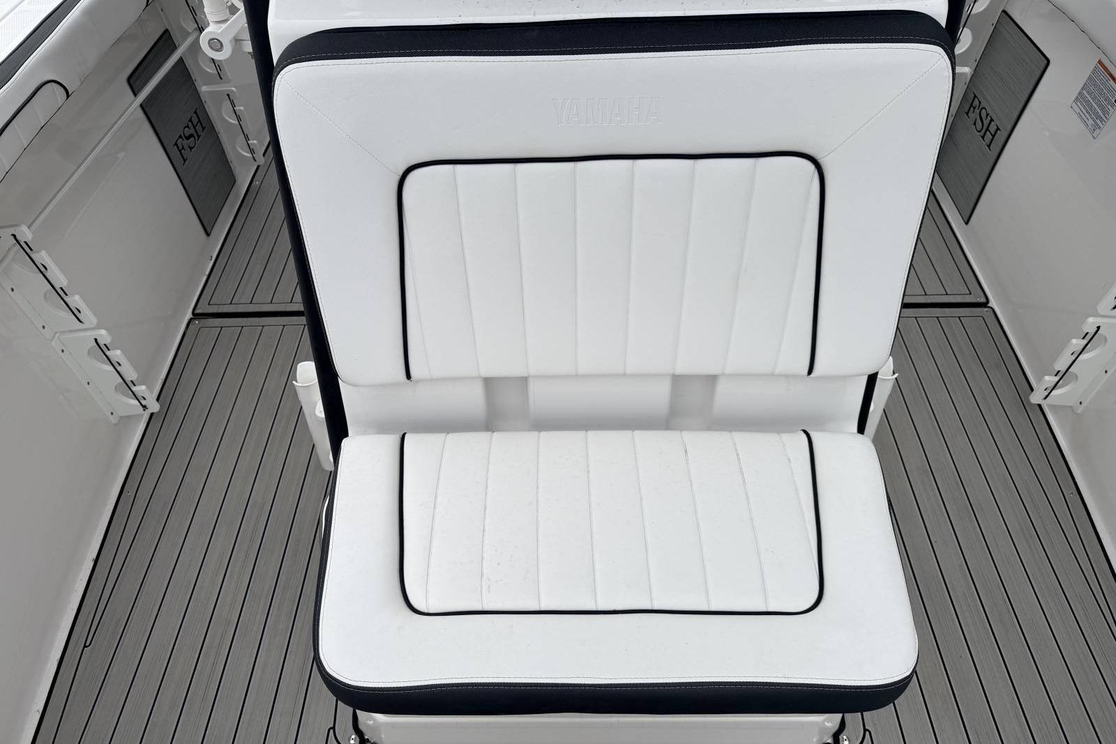 2023 Yamaha Boats 255 FSH Sport E, white cushioned seat detail.