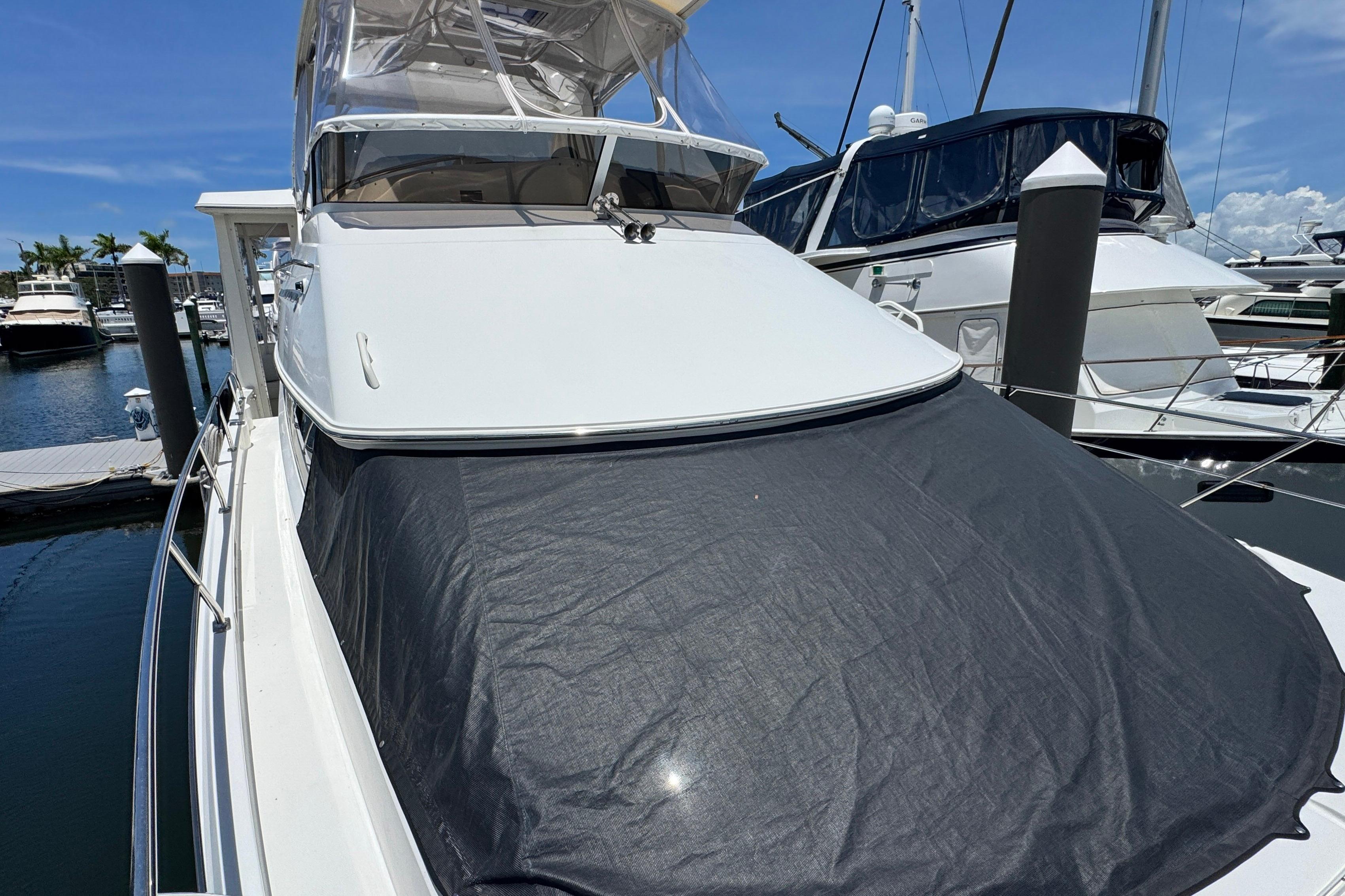 2007 Carver 47 Motor Yacht Sun Shade