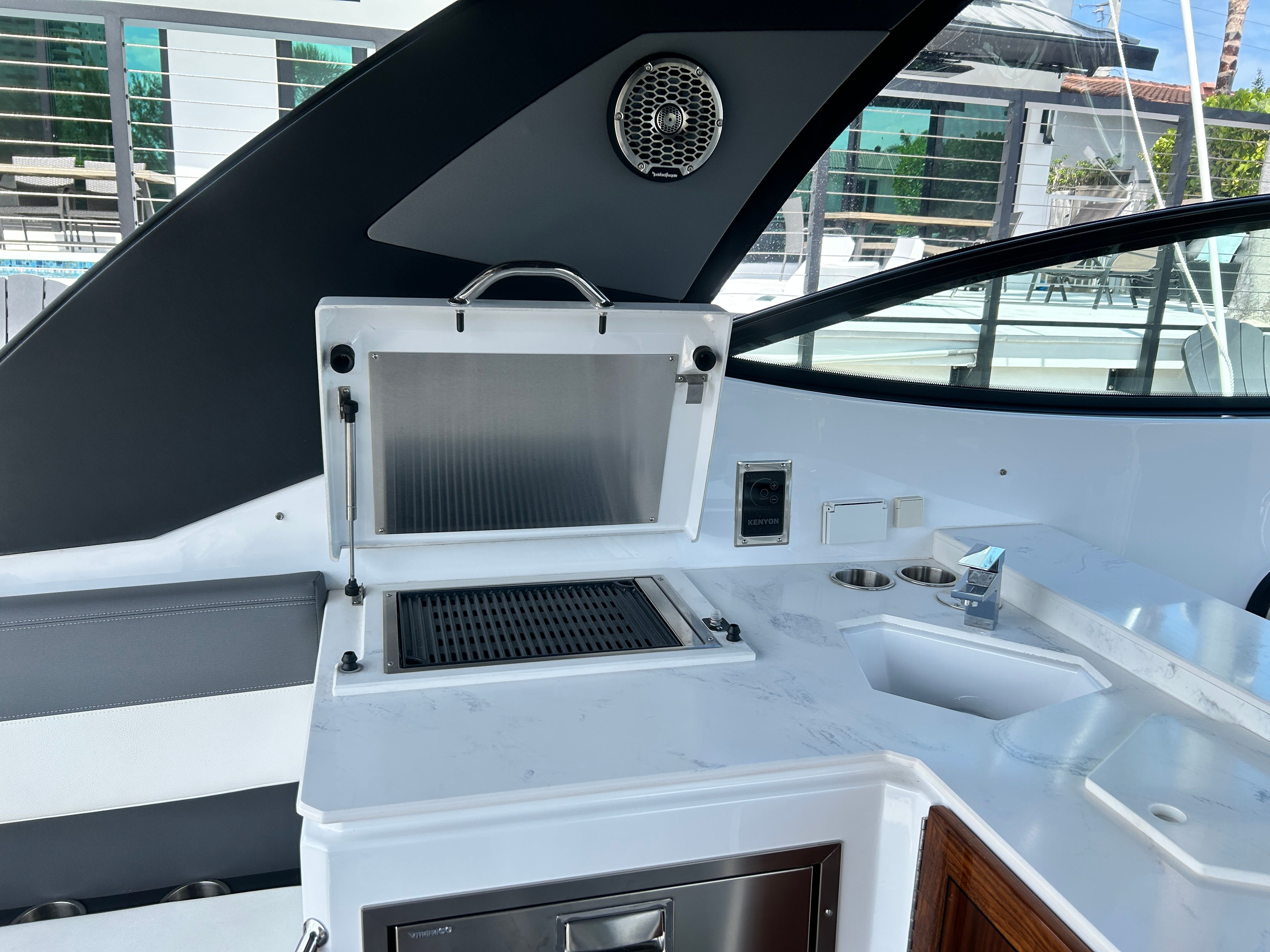 2023 Cruisers Yachts 38 GLS OB - 11