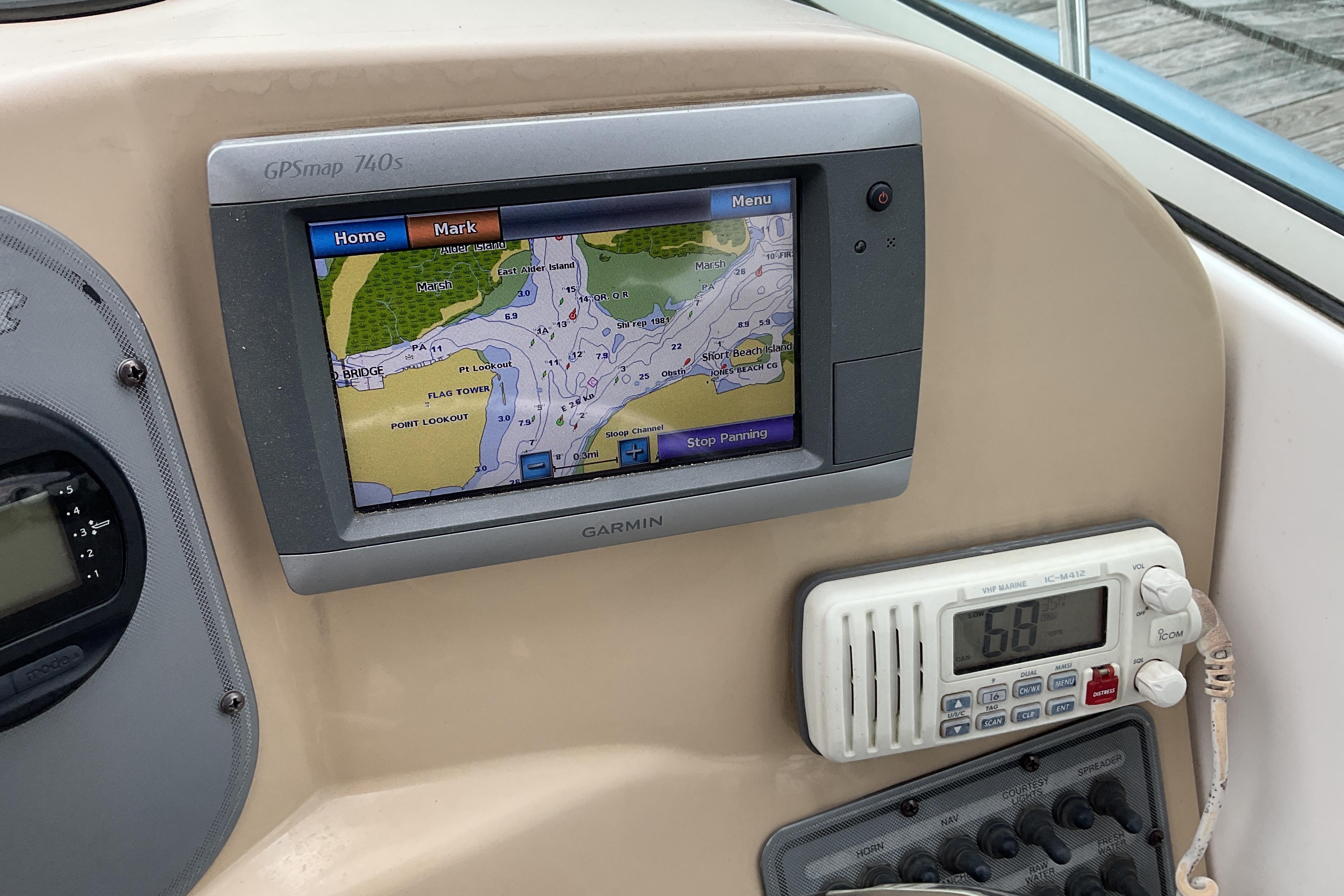 Dashboard of a 2012 Wellcraft 232 Coastal boat with Garmin GPS and radio equipment.