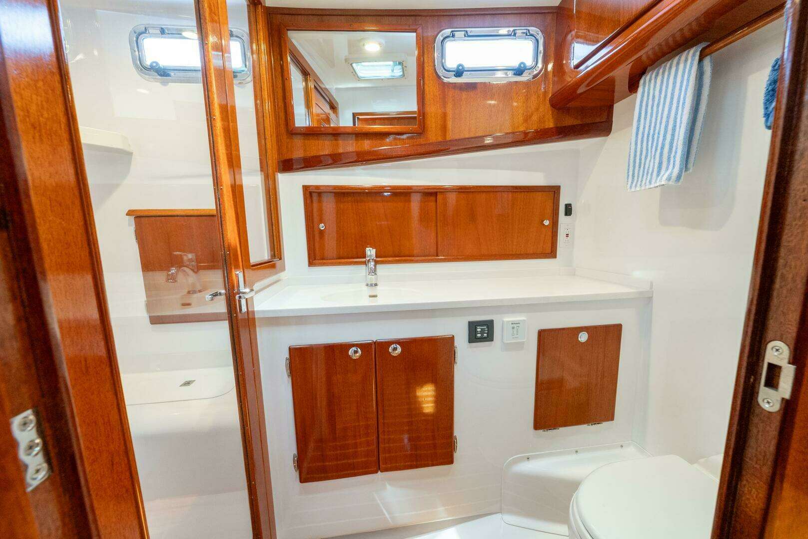 2019 Lowell Flybridge - Image 14