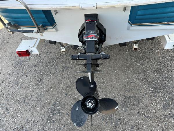 1995 Larson 174 SEI boat stern with propeller and outboard motor.