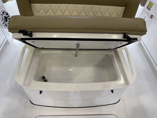 2026 Everglades 253 Center Console - 23