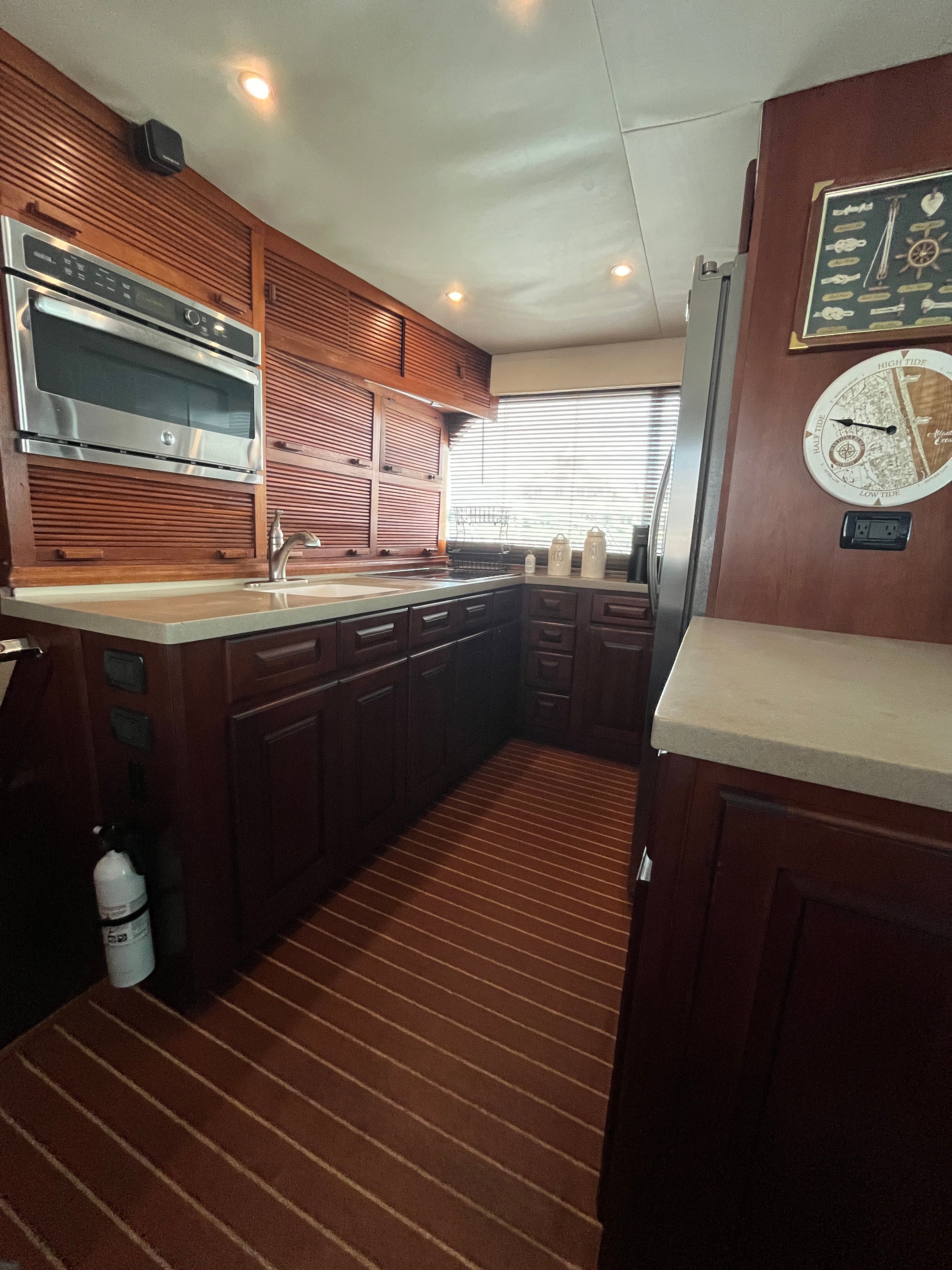 1980 Hatteras 55 Convertable - 32