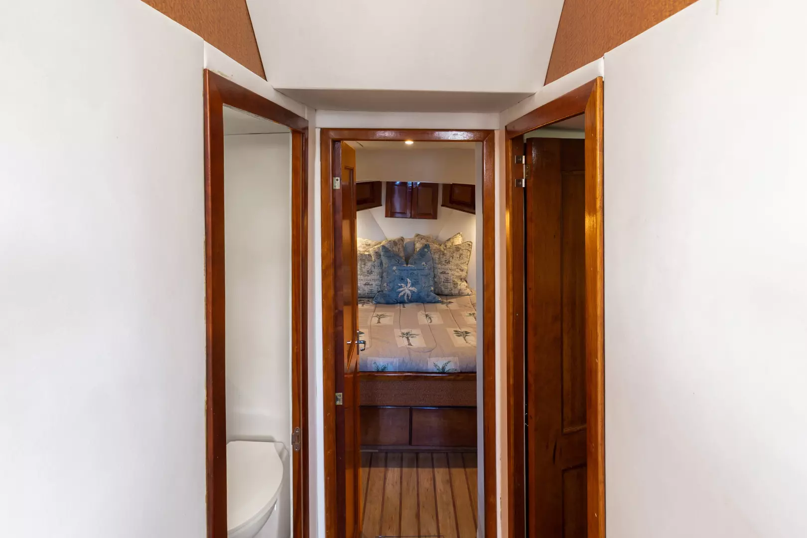 2021 Tiara Yachts 43 LE - Image 28