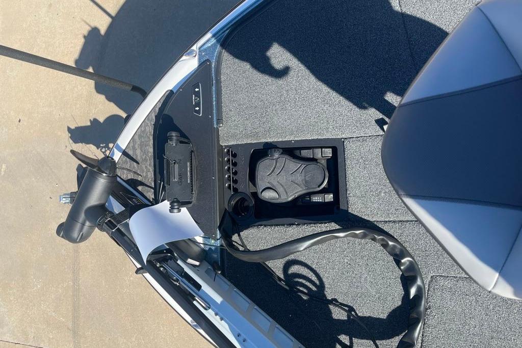 2025 Nitro Z20 XL Pro boat deck with pedal and seat, showcasing modern design.