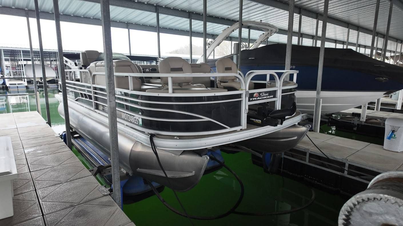 2022 Sun Tracker Fishing Barge 22