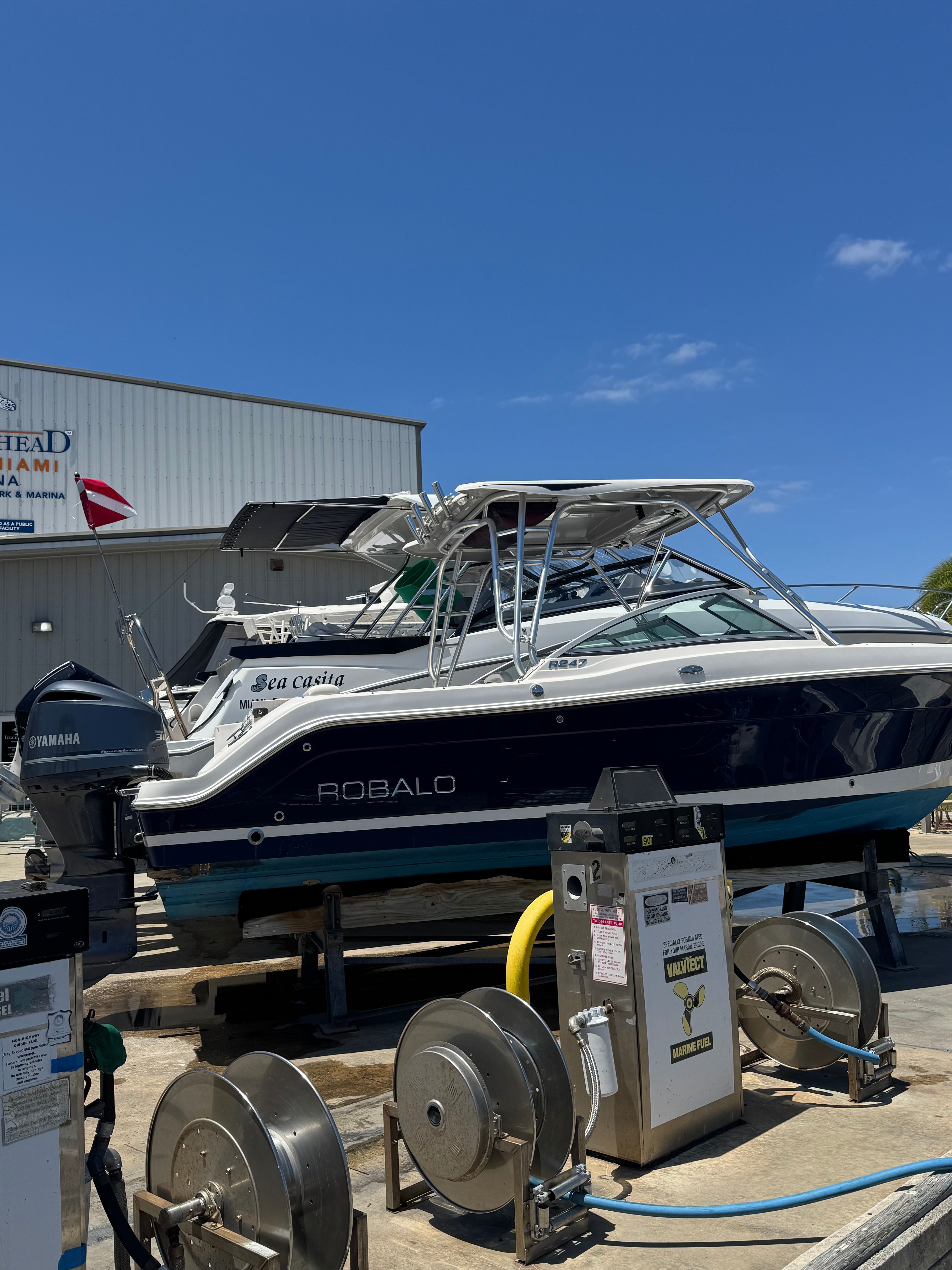 2014 Robalo R247 Dual Console - 2
