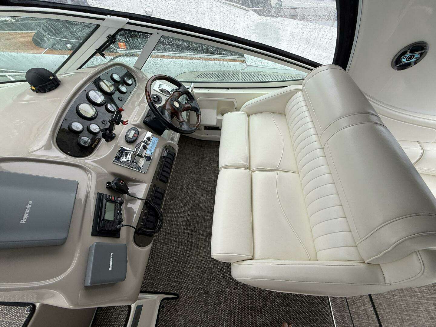 2004 Cruisers 370 Express - Image 16