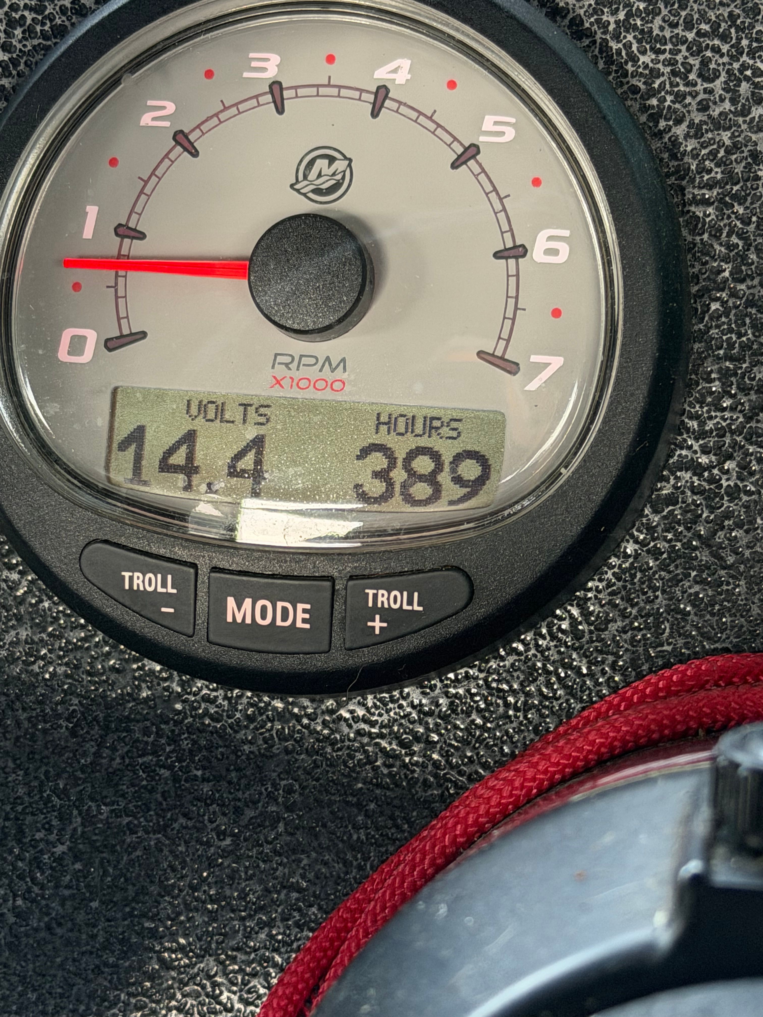 Tachometer of Alumaweld Pacific 27 boat, displaying 389 hours.