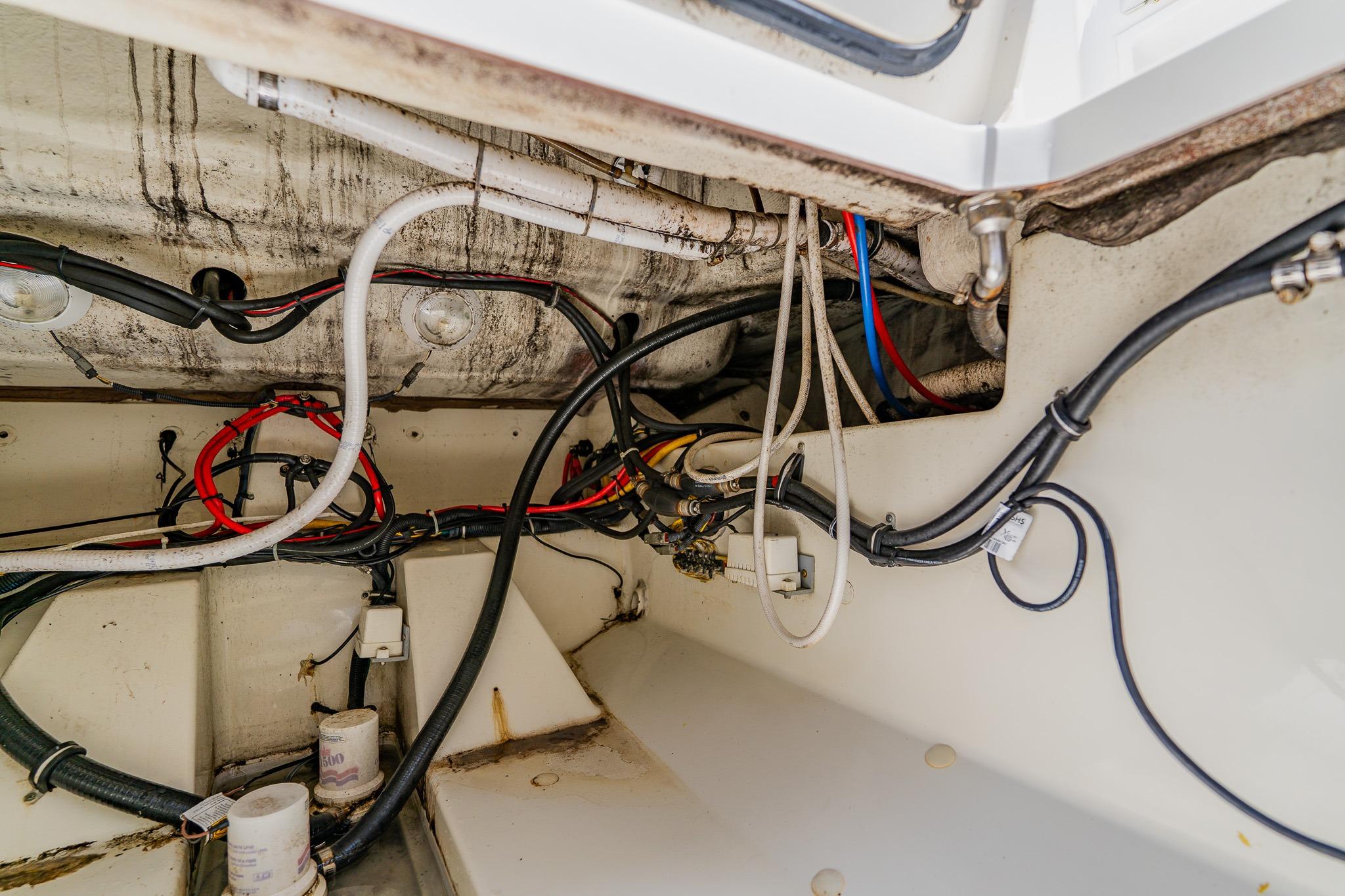 2008 Hydra-Sports Vector 3500 VX boat wiring and plumbing details.