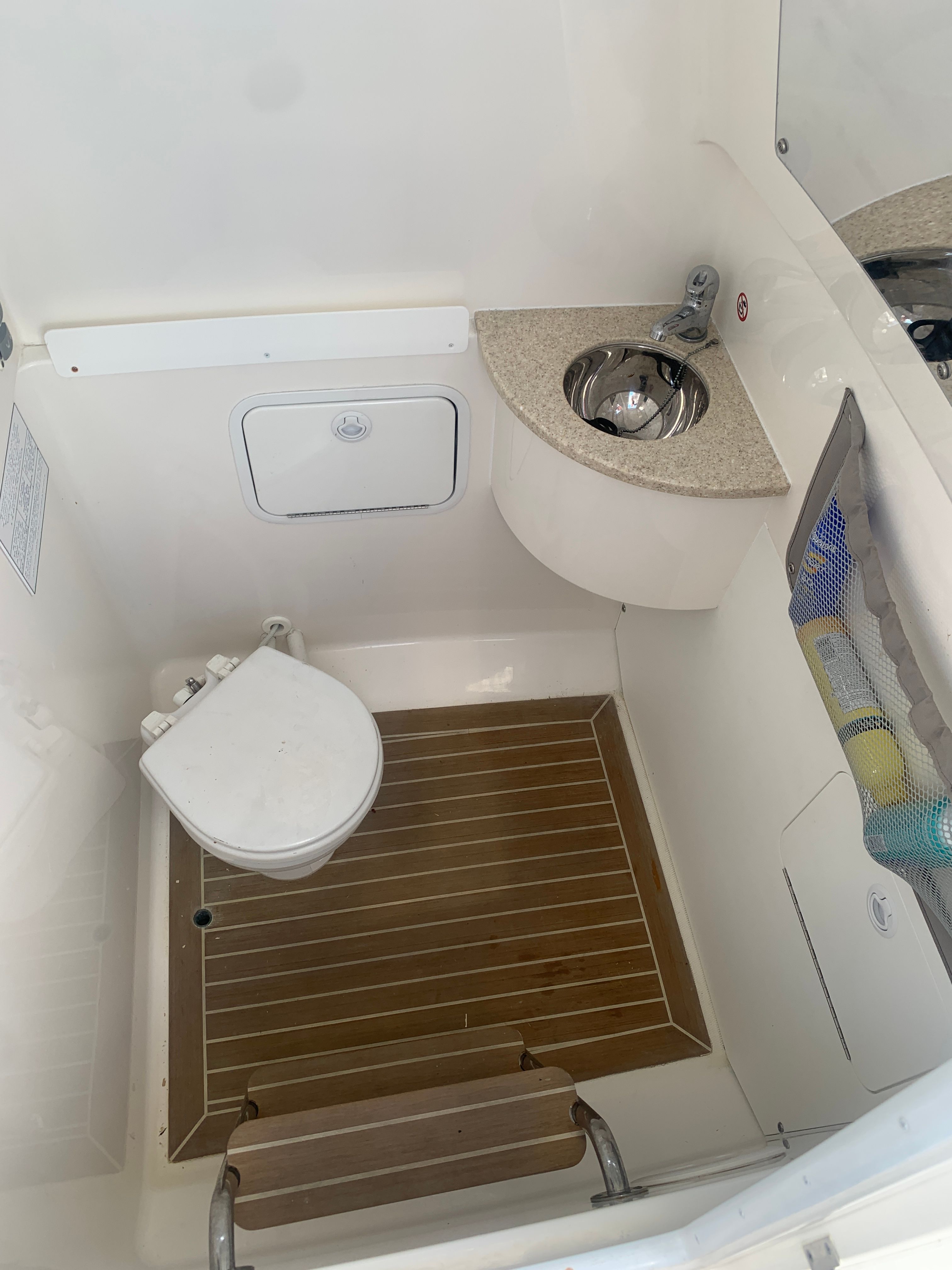 Regulator FS 2015 boat cabin with toilet and sink.