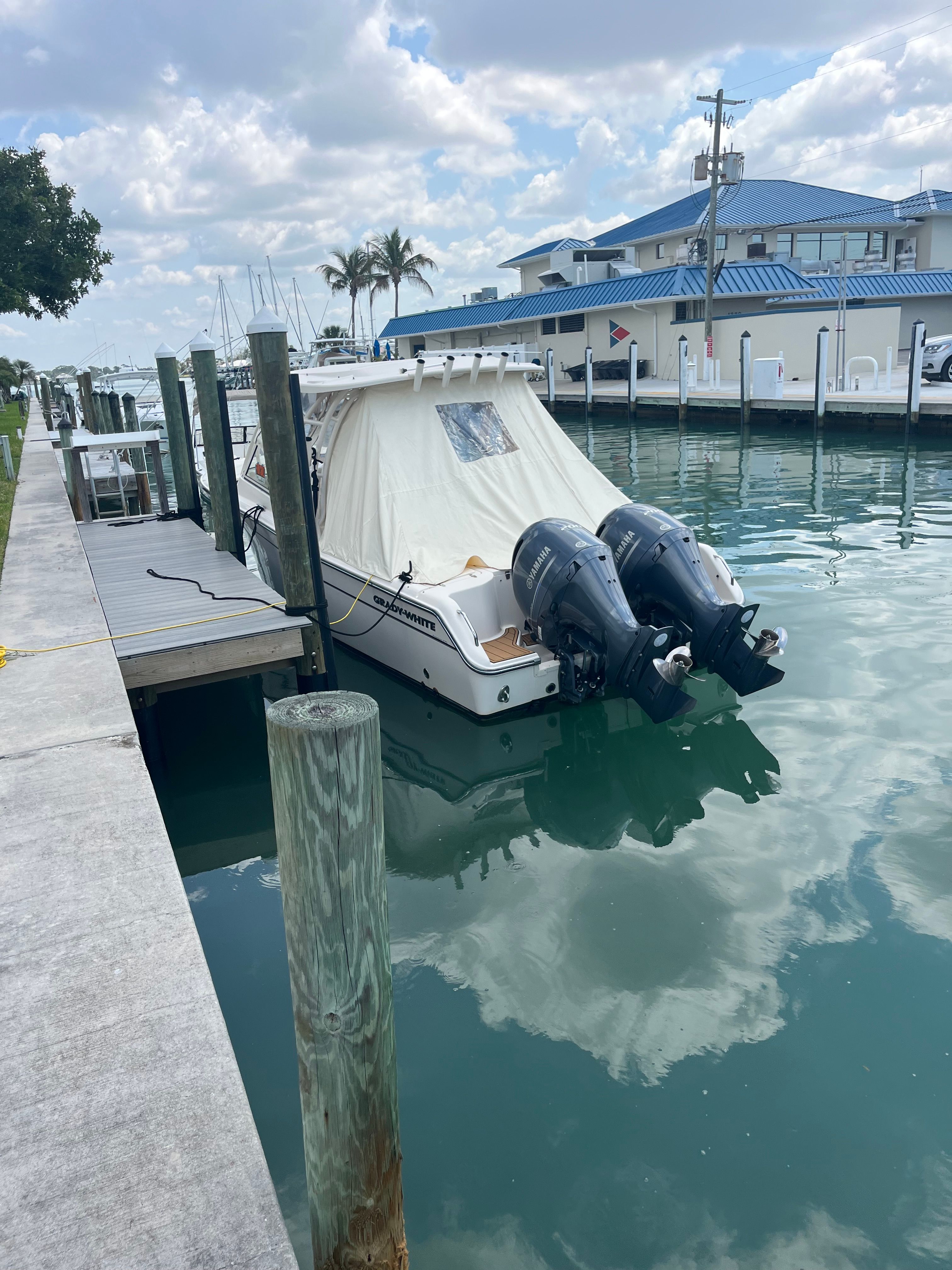 2022 Grady-White Freedom 275 boat docked in marina.