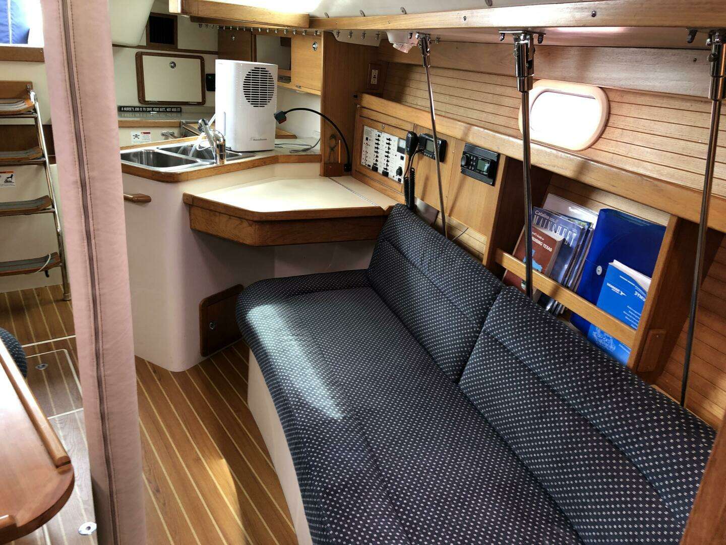 2005 Catalina 320 - Image 24