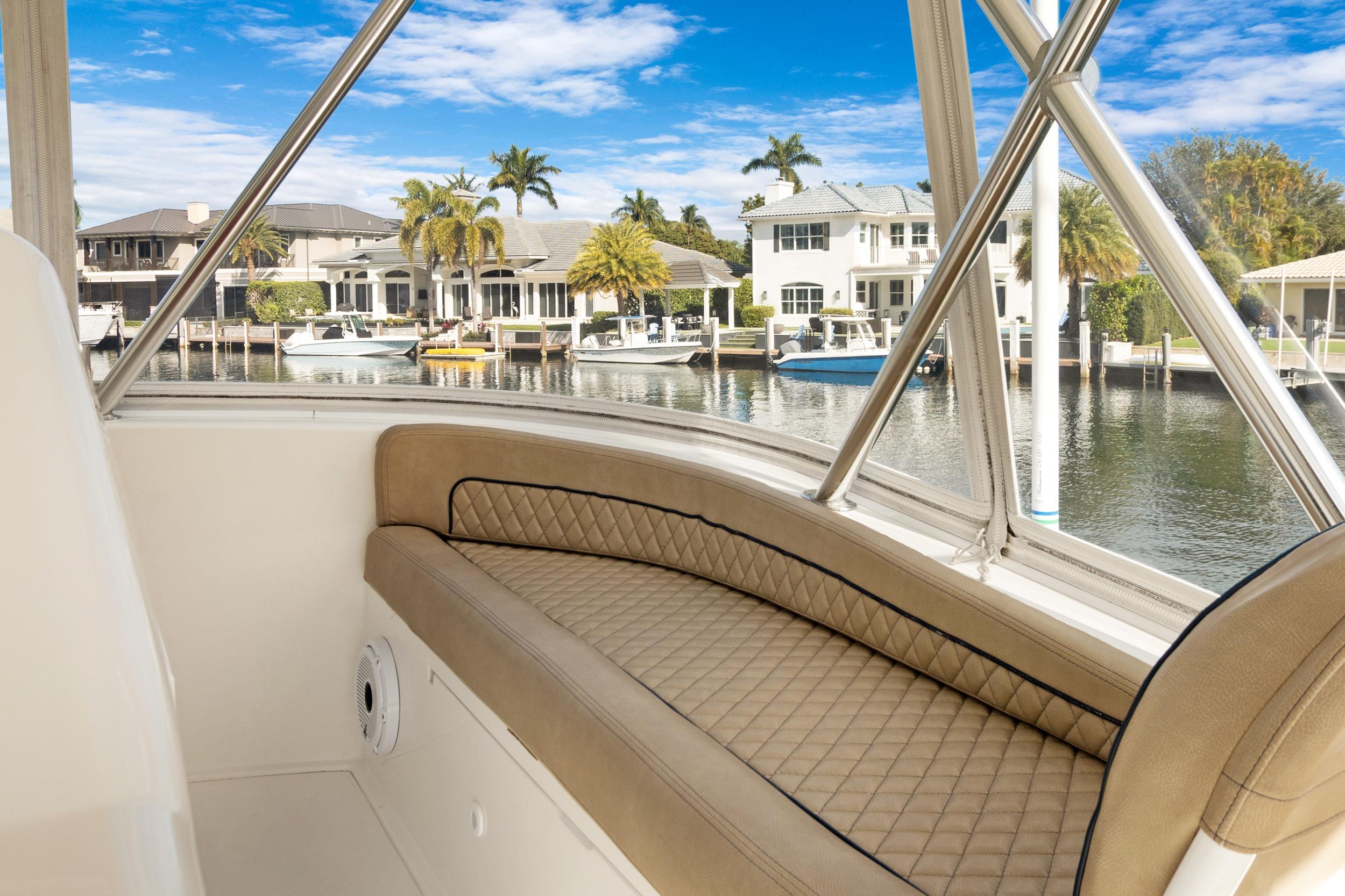 Port side flybridge seating